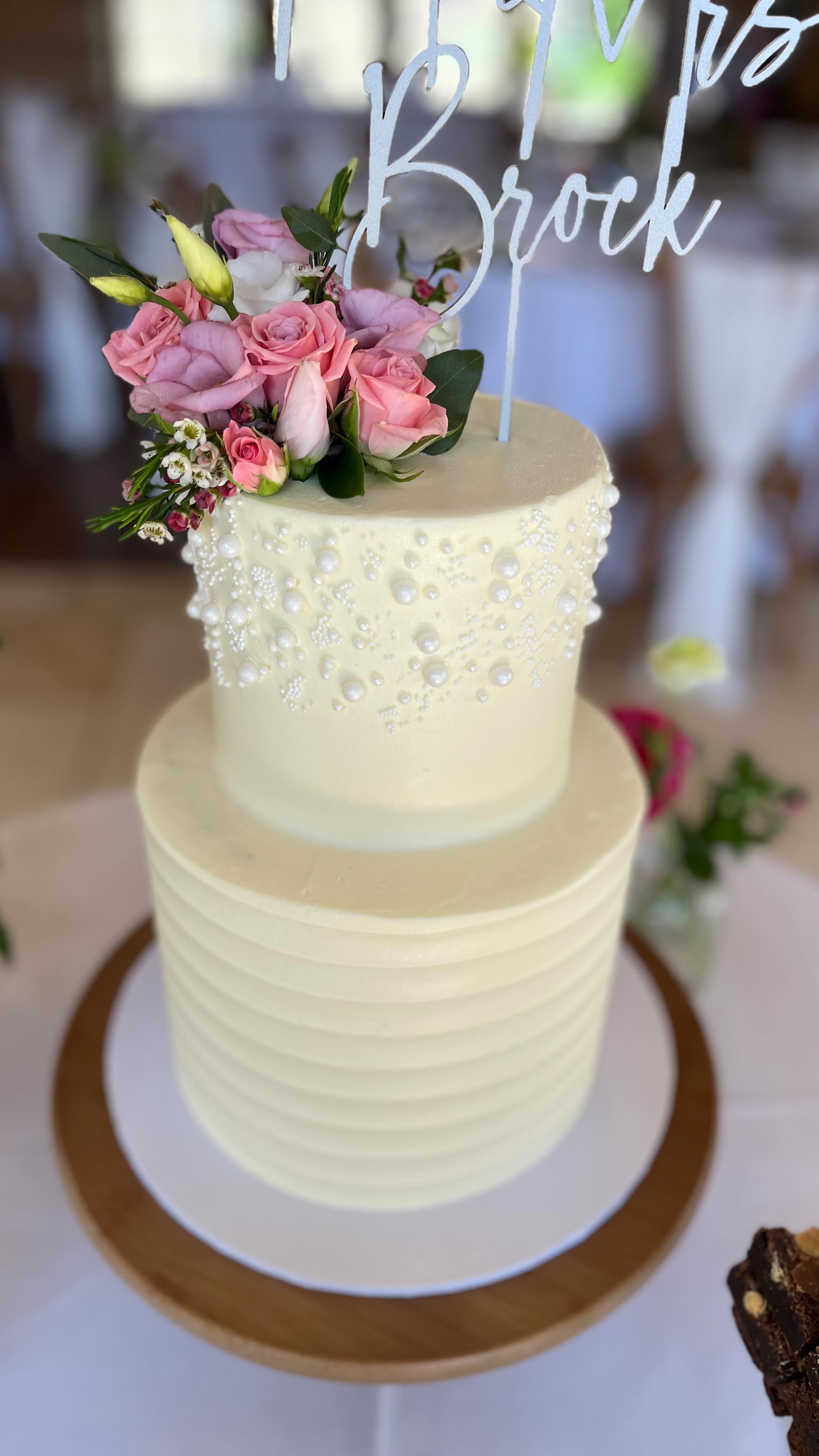 A beautiful day for Jenna & Tom who said I do at the lovely @kingscotebarn on the 15.05.25
Opting for a smaller two tier cake with sugar pearl details and pretty pink florals alongside a selection of brownies and blondies 😋
.
.
#weddingday #weddingcake #weddingcakes #bakersofinstagram #cakedecorator #cakedesign #buttercreamcake #reelsinstagram #weddingcakeideas #weddinginspiration