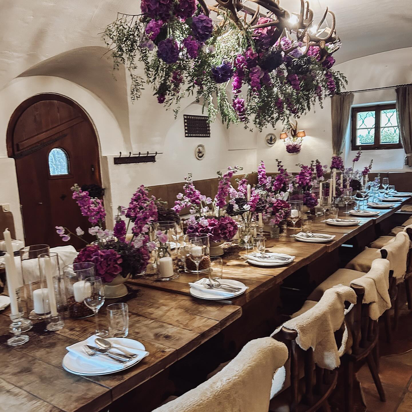 Latschenwirt x 💜 Alm Design
Ein kleiner Einblick in die Dekoration von letzter Woche im schönen @latschenwirt in Großgmain. 🙌🏻✨
Danke an das tolle Team vor Ort!
#dekoinspiration #liladeko #events #dekoverleih #eventdesign #weddings #blumendesign