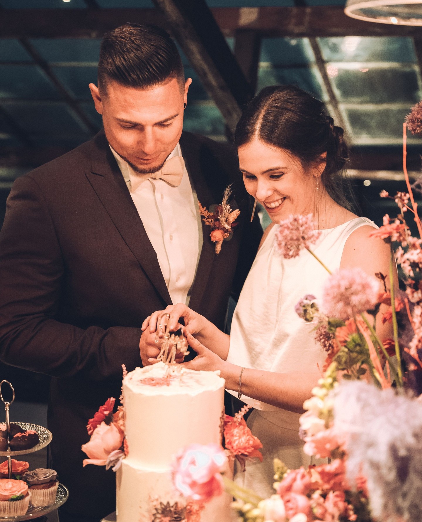 Wist je dat een taart in het midden aansnijden niet the way to go is?
Hoe het dan wel moet? Plaats een snijplank tegen de zijkant van de taart en snijd een plak van de taart af. Laat de snede taart op de snijplank vallen en verdeel verder in kleinere stukken.
Dus de taart aansnijden zoals @zoelxhd & adrienprick dat hier doen? Da's écht enkel voor de foto 🙃.
Foto @thomasgrin.visuals
Taart @catberry.pastries
Bloemen @atelier_fiorentina
Jurk @grietbosselaers
Muah @studio_cara
Pak @lostinpablos
Juwelen @lasso_jewelry