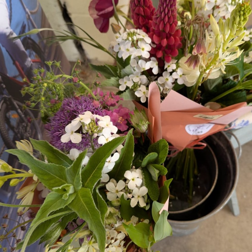 🌸Fresh Flowers Just Landed!🌸
A gorgeous new delivery of locally grown flowers has just arrived at the shop, thanks to the lovely Sally from Wood Lane Flowers 💐🌿
These beauties are fresh from the field, grown just down the road and brimming with seasonal charm. Perfect for brightening up your home or gifting to someone special 💛
Pop in and pick your bunch or tin while they last!
#LocallyGrown #SupportLocal #WoodLaneFlowers #FreshFromTheField #SeasonalBlooms #ShopLocal #BritishFlowers