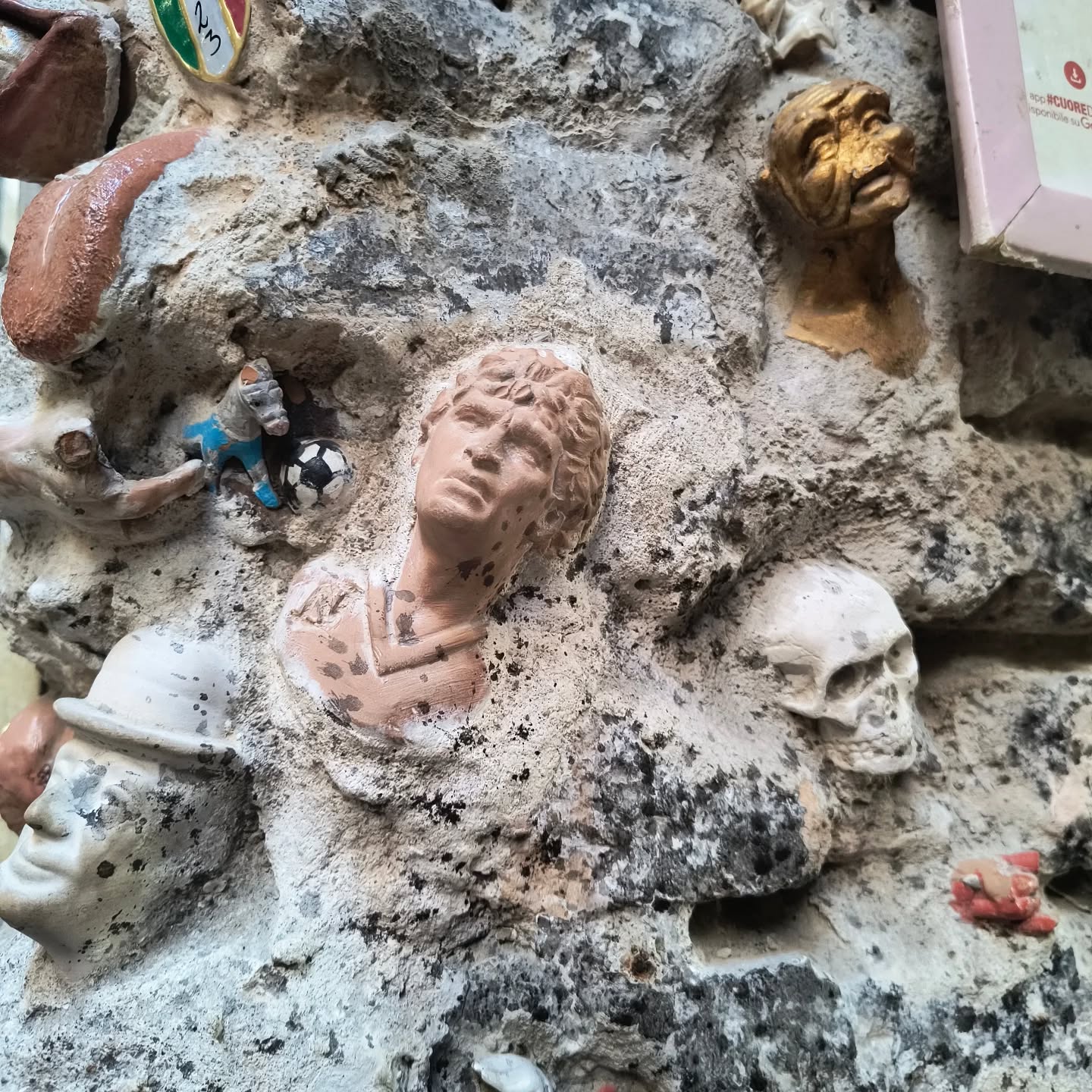 Y todo el pueblo cantó (Maradó, Maradó)
Nació la mano de Dios (Maradó, Maradó)
Llenó alegría en el pueblo
Llenó de gloria este suelo
-
Las calles de Nápoles.