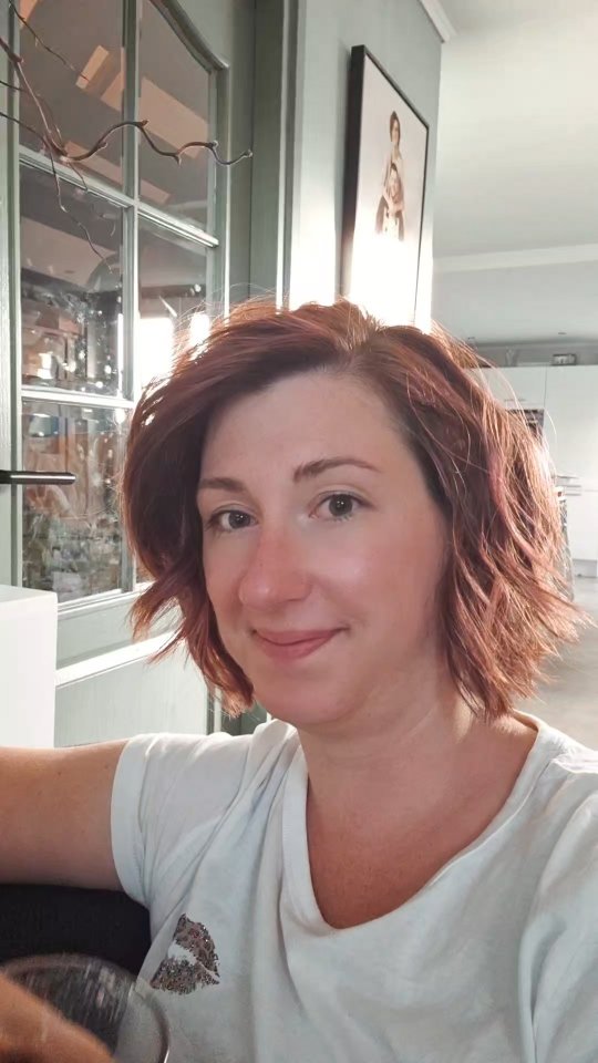 En dat dit dus echt MEGA SIMPEL is?
Het zit namelijk zo; lang niet iedereen ziet hetzelfde bericht voorbij komen. Instagram kiest een handjevol mensen uit die mijn (of jouw eigen) berichten te zien krijgen. Als een groot deel van die mensen reageert door een ❤️ achter te laten, een reactie of zelfs door het bericht met iemand te delen, dan weet Instagram dat het een interessant bericht is en krijgen meer mensen het te zien. Oftewel; langzaam maar zeker krijgen dan steeds meer mensen de kans om mijn lekkers te zien en te bestellen voor zichzelf. En laten we eerlijk zijn... Een stukje Suikertijd op de verjaardag, dat gun je toch iedereen! 🎂🫶🏻
Het ENIGE dat jij hiervoor hoeft te doen is een bericht van mij een beetje liefde geven als je mij voorbij ziet komen ❤️. Daar zou ik ENORM mee geholpen zijn ❤️.
Dankjewel 💕
#suikertijd #cupcakes #taart #brownies #cookies #geenfeestzondersuikertijd #verjaardagsfeest #kinderfeest #traktatie #lekkersbijdekoffie #opmaatgemaakt #Oldenzaal #enschede #Losser