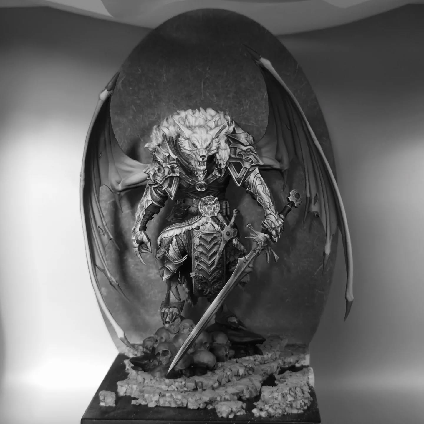 Projet perso pour le prochain concours à venir à Lyon, le Lugdunum Show, à la fin du mois.
Oskar de chez @heramodels_minis !
Figurine 75 mm, avec les ailes de démon du kit alternatif !
J'ai aussi mis un nouveau fond et non le fond originel.
Il reste encore pas mal de boulot 🤓
#painting #paintingnmm #paintingminiature #paintingart #art #artwip #artpainting #paintingminis #miniaturewip #miniatureart #miniature #loupgarou #loup #lupus #werewolf #wolf #75mmscale #75mm #blanckandwhite