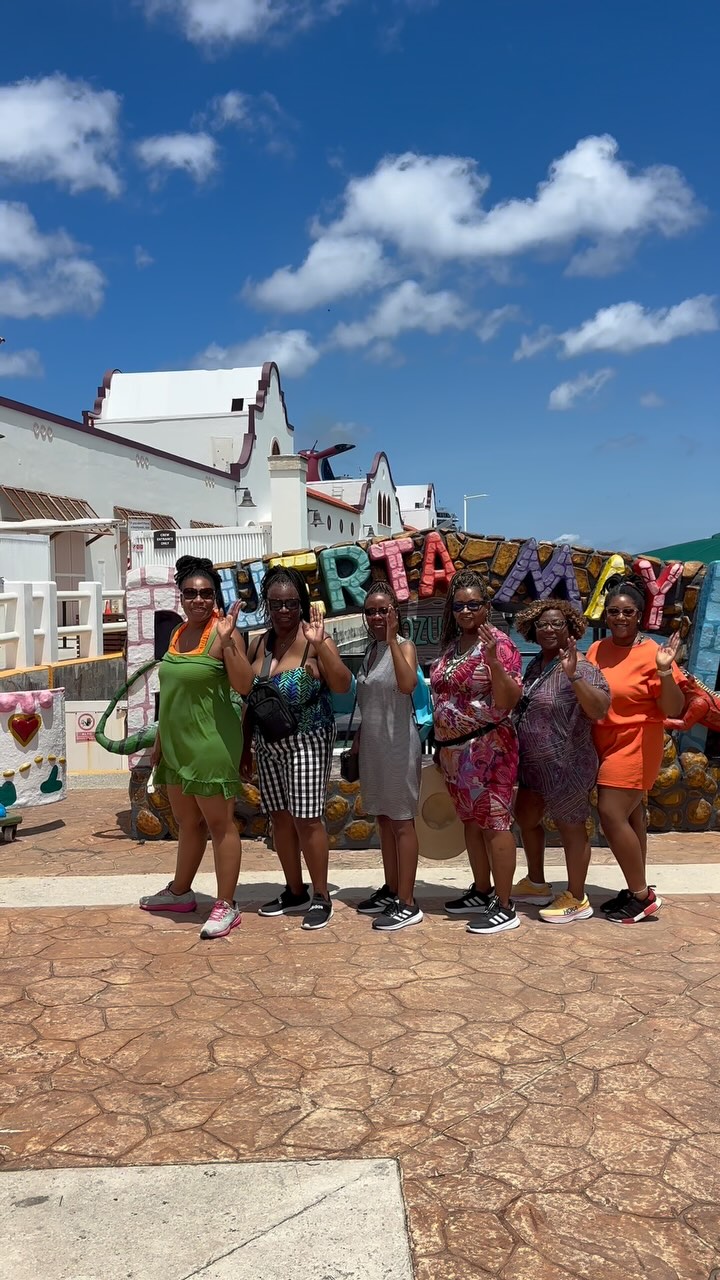 They say families that cruise together stay together 🛳️
It took a lot for us to get the wave-swipe move together but we did it! 🤭 I know they were sick of me but I think it turned out cute lol
#cruiselife #carnivalbreeze #mexico #travelwithkenh