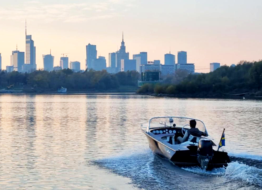 To chyba jedna z moich… cóż, ulubionych łó∂ek! 🙂
Bird to łó∂ka z 1962 roku, powstała w szwedzkiej stoczni Marieholms Bruk.
Model Sweet Sixteen produkowany był przez niecałe 8 lat.
Jeden egzemplarz jest w posiadaniu szwedzkiego Króla Karla Gustava XVI, który dostał łó∂kę jako prezent urodzinowy.
Nazwa Bird nawiązuje do słynnego amerykańskiego saksofonisty Charliego „Birda” Parkera. A jak wygląda Bird na żywo! Dowiecie się już 24 maja
Pozdrawiamy i bą∂źcie z nami,
zespół WWBF.info
Festiwal przygotowuje Fundacja Szkutnia po Godzinach wspólnie z Fundacją Bobrowe Żeremia , Dinghy Cruising PL, Federacja Przystań Warszawa, @jachtfilmfestiwal , @pjoa_outrigger_canoes , @dinghy_boatyard oraz Warszawski Klub Wodniaków PTTK i @dzielnica_wisla_
Projekt współfinansuje @dzielnicawawer
Patronat medialny nad Festiwalem objął @magazyn.zeglarstwo
#wisła #wislawarszawa #dzielnicawisła #motorowka #motorboat #plywoodboat #outboardmotor #vistula #dzikawarszawa #warsaw #wodenboat #woodenboats #woodenboatbuilder #extremesports #szkutnictwo #szkutnik #dreamteam #magicwood #woodworker #woodenboat #szkutnia_po_godzinach