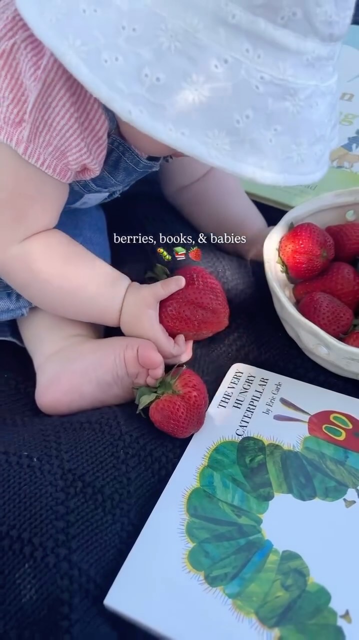 🍓 Un plaid dans l’herbe, des fraises à partager, un livre à lire blottis l’un contre l’autre…
Et si c’était ça, le luxe véritable ?
Celui d’un moment suspendu, à hauteur d’enfant.
🌱 L’importance de se créer des parenthèses comme celle-ci - où tout ralentit, où l’essentiel prend sa place.
@emsacco
#ahauteurdenfant #connexionparentenfant #inspiration #petiteenfance #familymoment #hospitalityconsulting