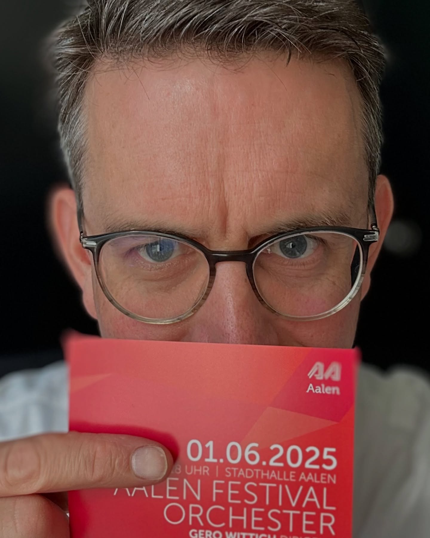 🎵 Dabei sein und genießen 😌
🪶 UNBESCHWERT! 🪶
1.6.25 I Stadthalle Aalen
KÖNNEN - BEGEISTERUNG - VERBUNDENHEIT
👉 KÖNNEN: 40 Musiker:innen aus deutschen Top-Orchestern gemeinsam auf der Bühne
👉 BEGEISTERUNG: Die Freude am gemeinsamen Konzert in dieser einmaligen Zusammensetzung springt aufs Publikum über
👉 VERBUNDENHEIT: Viele der Musiker:innen stammen ursprünglich aus unserer Region und kommen für dieses Konzert in ihre alte Heimat zurück
👉 Tickets: https://lmy.de/aXeOb
AALEN Festival Orchester
Gero Wittich I Dirigent
Gioachino Rossini: Ouvertüre zu „Der Barbier von Sevilla“
Charles Gounod: Sinfonie Nr. 1 D-Dur
Felix Mendelssohn: Sinfonie Nr. 4 A-Dur „Italienische“
#aalenfestivalorchester #AAFO #Konzert2025 #gerowittich #aalen #ostalbkreis #stadthalleaalen #klassik #stadtaalen #aalenkulturundevent #musikfürdieseele #musikfürsherz #hiddenchampions
