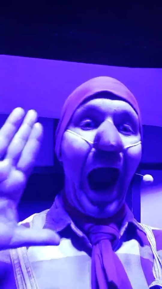 Lastenkulttuurin Juhlaviikon kunniaksi pikku #throwbackthursday tunnelmiin juuri ennen esitystä kun oltiin reilu vuosi sitten Kukko Kiekuu-teoksen kanssa @skiditfestarit risteilyllä @tallinksiljalinesuomi. Oli muuten ihan mahtavaa silloin esiintyä lapsille kuten oli myös tänään kun allekirjoittanut esiintyi sooloshowlla parille sadalle huutonauravalle päiväkotilapselle. 🎉♥️
Lapsille esiintyminen on parasta tässä työssä ja lastenkulttuuri on tulevaisuuden kannalta ensisijaisen tärkeää. Kulttuuri kuuluu kaikille!✨✊
@lastenkulttuuri #lastenkulttuuri #duocolorexpress