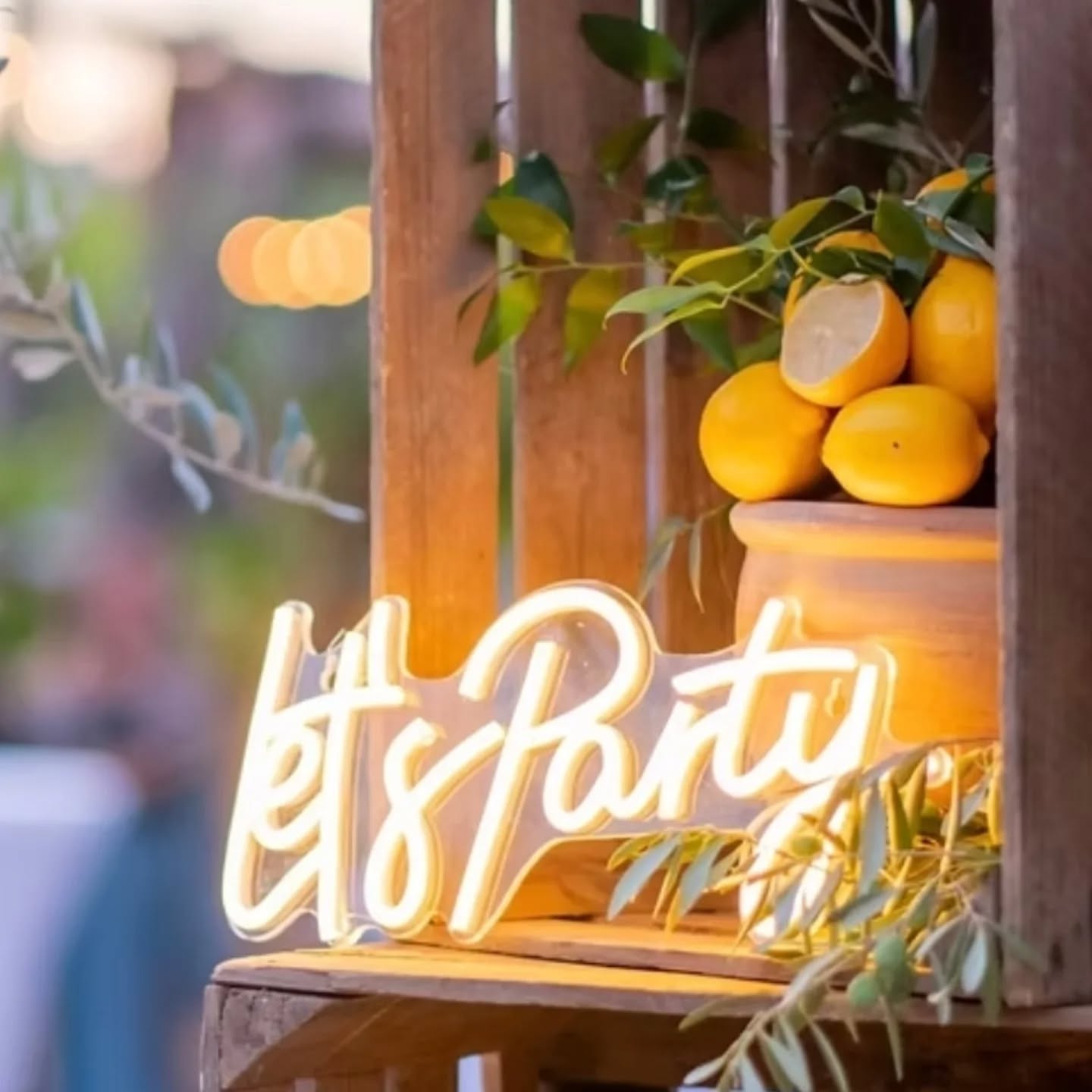 Si comme vous vous êtes persuadé que l'ambiance lumineuse est super importante, venez faire un tour sur notre site. Ici, il apporte une touche de peps et une lumière dorée comme on les aime, n'est ce pas ?
Bon week-end