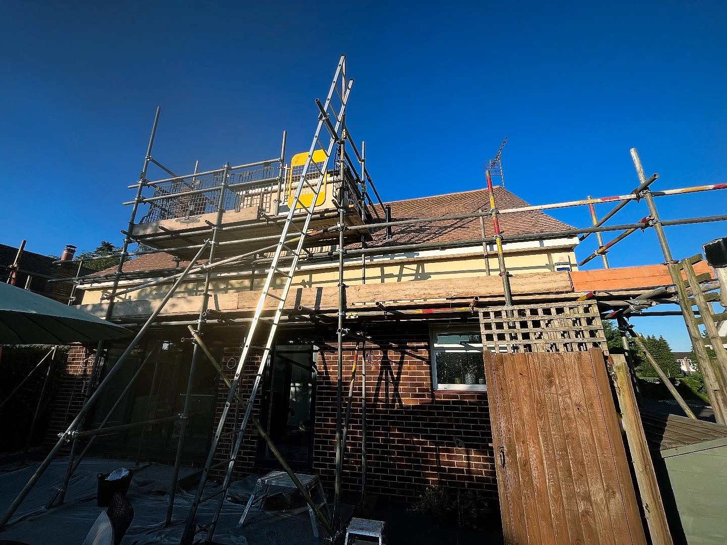 ⭐️Back to our Chelmsford job on 12 hours notice, to extend the scaffold to allow our client to re render the entire back wall of this property⭐️