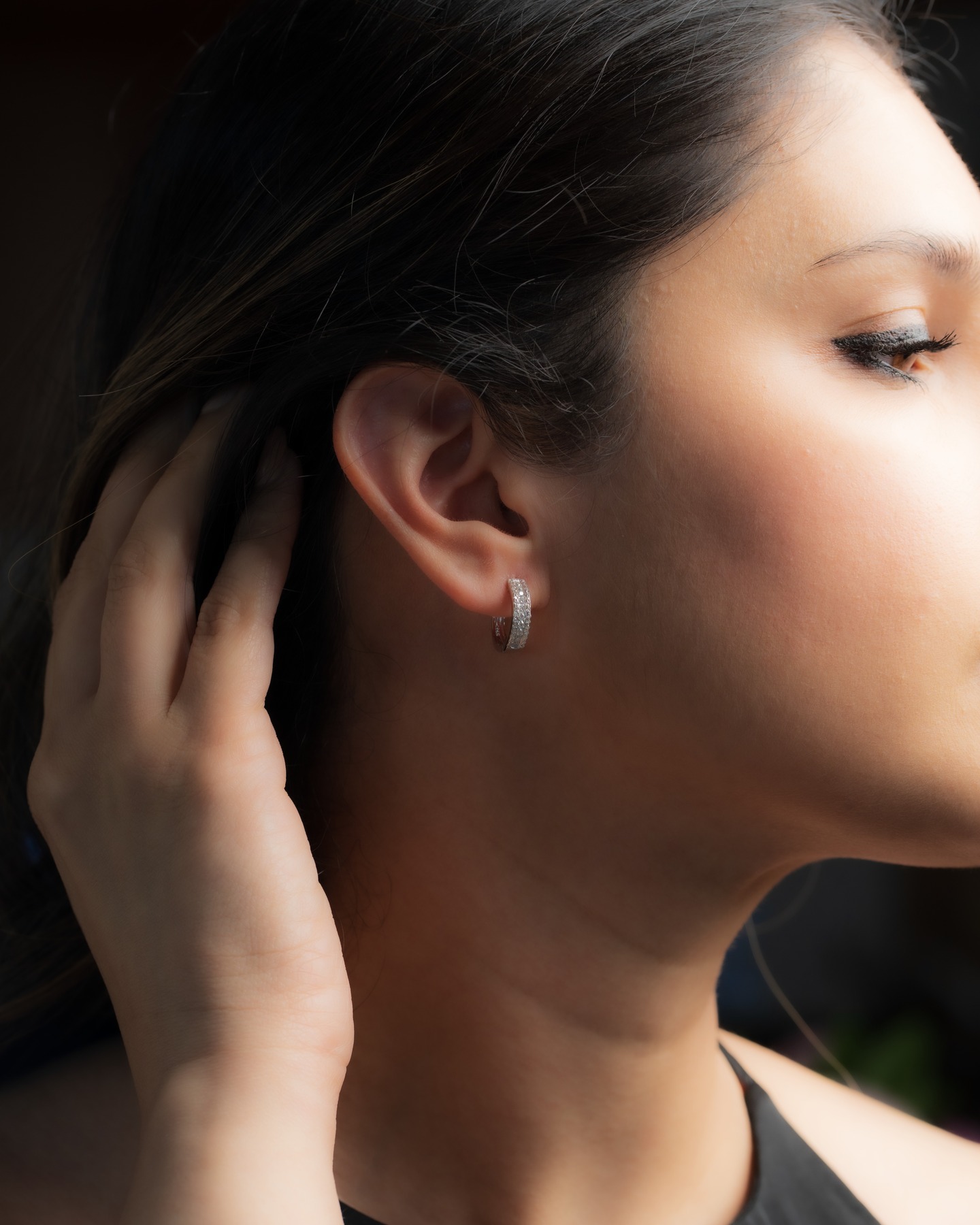 The Oralis Huggie - a soft glimmer
These moissanite diamond-set huggie earrings are forged in sterling silver and finished in tarnish-free 18K white gold vermeil - the glow-up is subtle, the impact is not.
#oralis #oralisjewels #disruptingdiamonds #diamondearrings #unapologetic #ethicaljewellery #dubai❤️ #dubailiving #moissanitediamond #jewellerymaker #luxuryliving #diamondjewellery #moissanitejewellery #earringsofinstagram