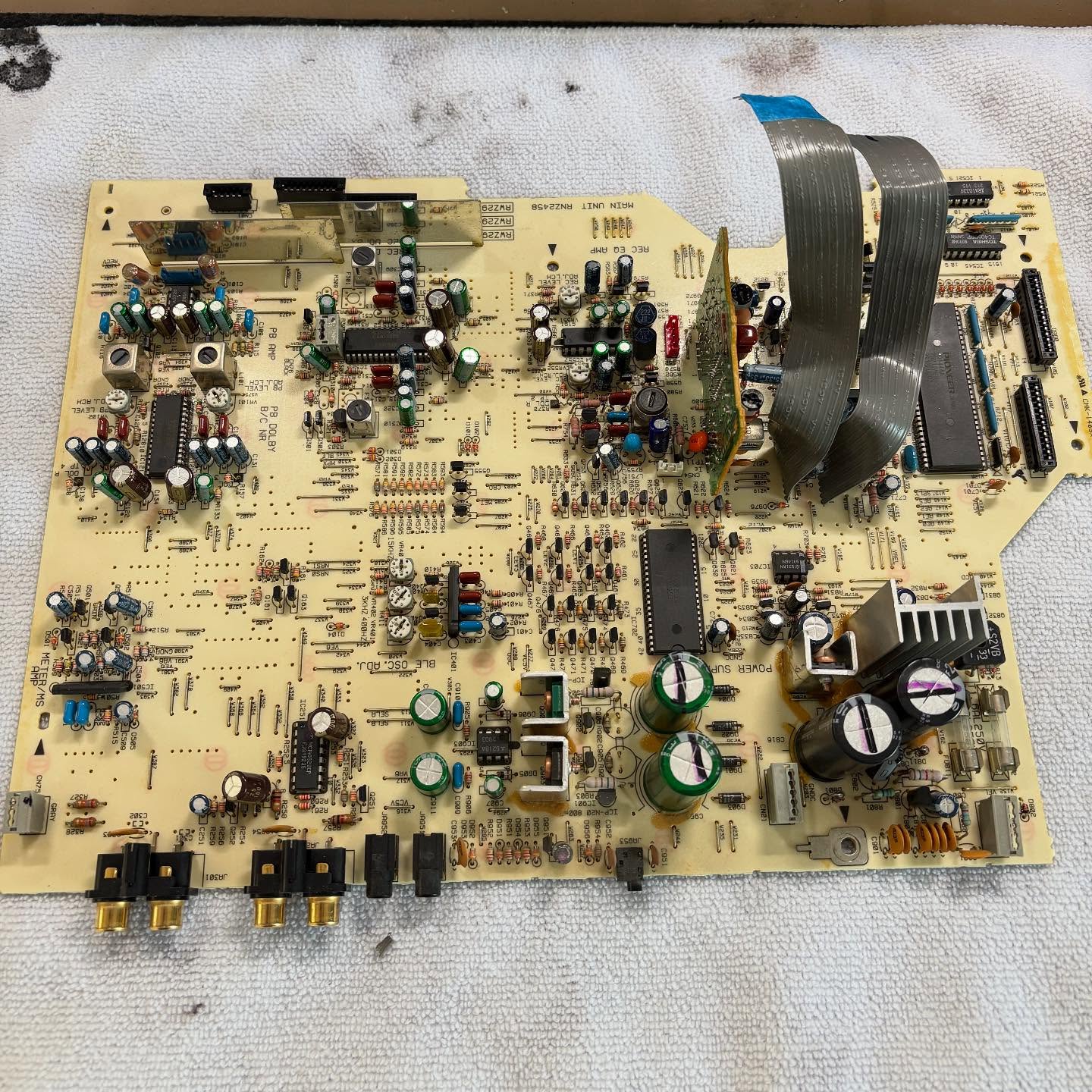 PIONEER CT-S620.. Da müssen wir wohl doch nochmal ran. Beim Einmessen hat sich kurzerhand der Spannungsregler für die 6V Versorgung verabschiedet. Standard- Problem bei dieser Serie. Also austauschen und neuer Versuch. 😎
#vintageaudiomd #vintageaudio #vintageaudiorepair #vintagehifi #vintagerepair #vintageaudiolove #doıtyourself #hifiaudio #audiophiles #classicaudio #vintagestereo #akai #audiophil #stereophile #taperecorder #midcenturylove #midcenturystyle #tapelovers #oldschoolaudio #oldschoolmusic #retrosound #vintagesound #tapes #tapedeck #reeltoreel #audiofreak #retro #vintage #pioneer #cts620