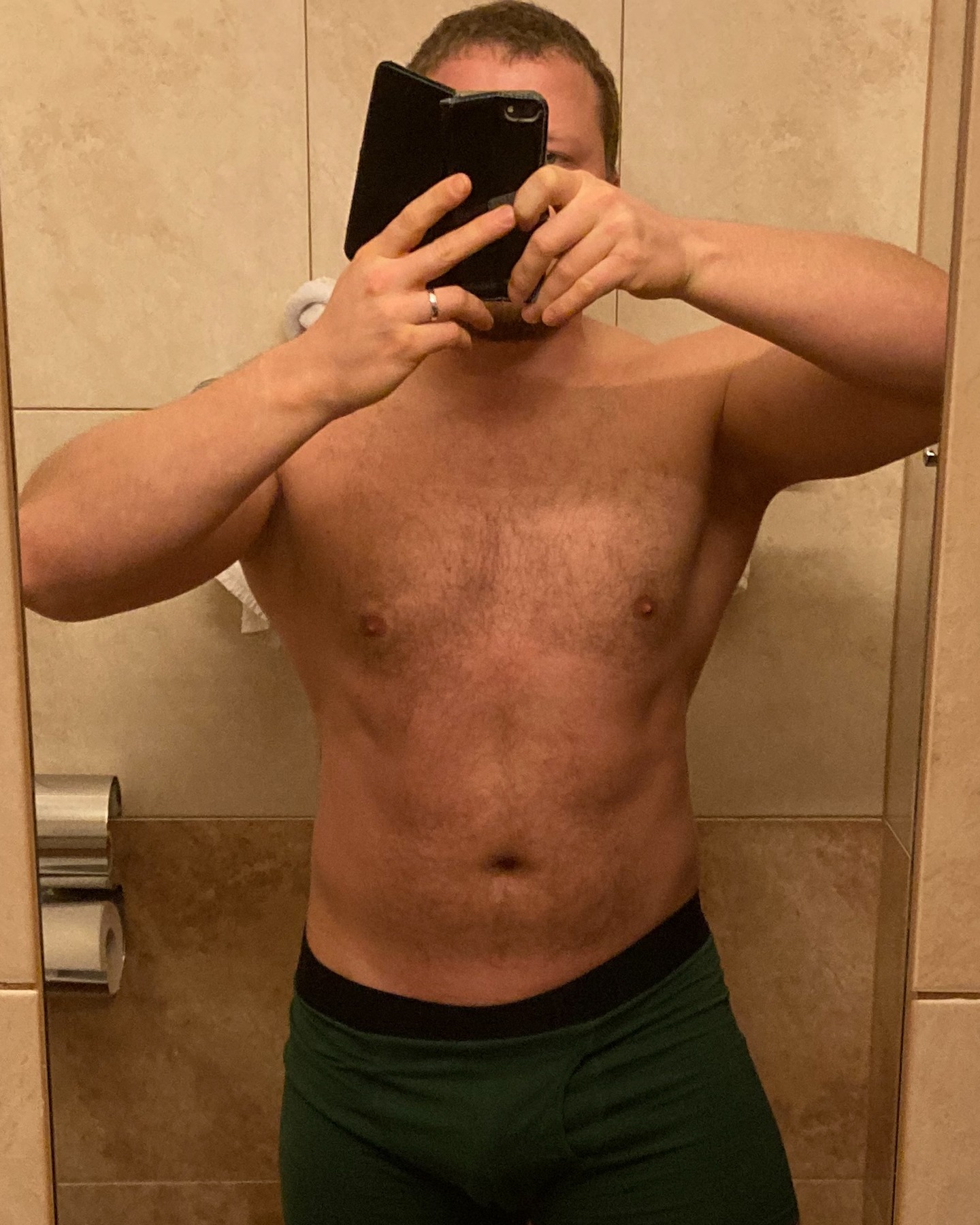 I přesto, že břišáky nikdy nebyly cílem, protože mi jde hlavně o sílu a jakožto naturál prostě potřebuju i tuk, abych dosáhl svého silového potenciálu, tak tohle je můj rekord v tom jak jsou vidět při 100kg váhy a 175cm výšky 🔥 Někde tam jsou, to je jisté 😂