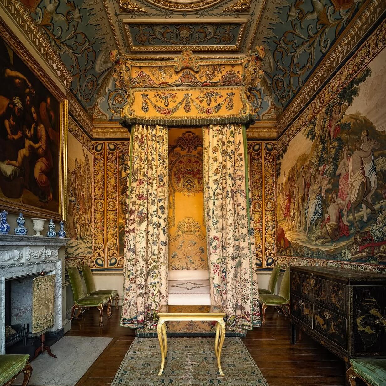 The embroidered bedchamber with Flemish tapestries. The bed itself probably came from the previous house that Sir Robert Walpole tore down to build the present hall
.
.
.
.
.
#houghtonhall #williamkent #interiors #palladian #norfolk