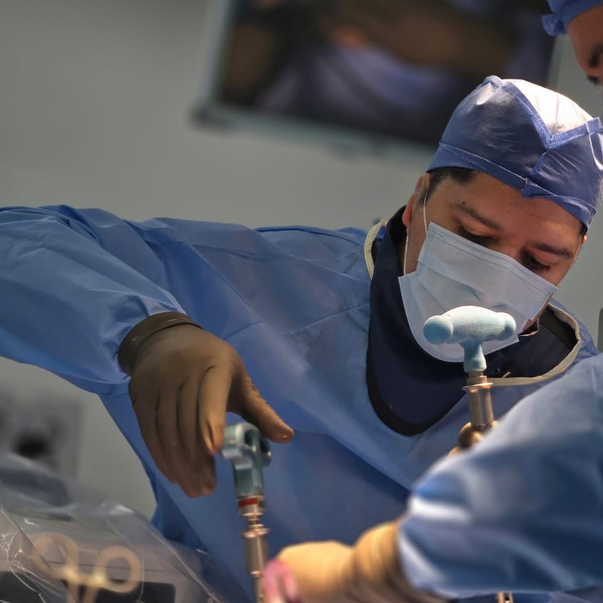 En ocasiones la columna vertebral puede requerir de procedimientos en los que deben fusionarse uno o más segmentos vertebrales para otorgar estabilidad y aliviar el dolor lumbar o radicular.