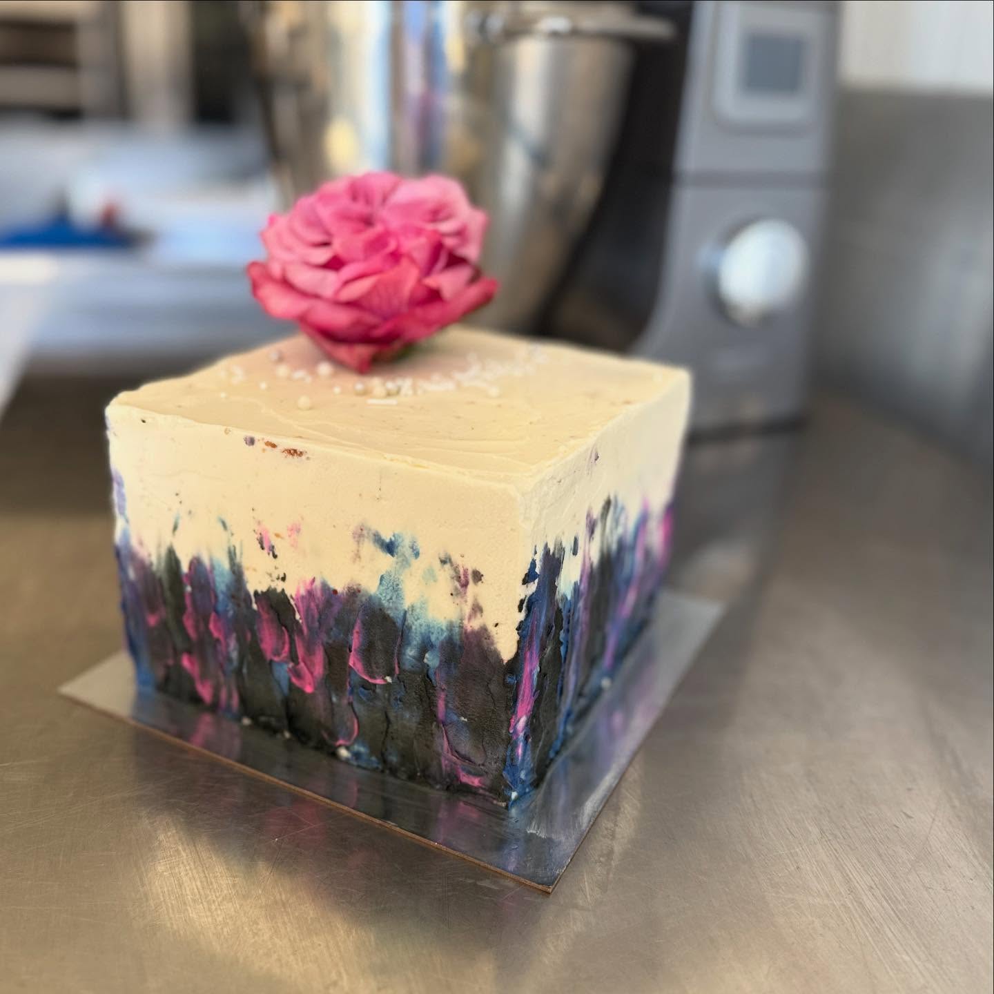 Diese wunderschöne, eckige Torte durfte ich Julia von @mon.weddings zum Geburtstag backen. 🥰
Geschmack: Erdbeere -Vanille
Größe: 15x15cm für ca. 10 Personen
#cake #birthdayfun #birthdaycake #strawberry #food #vanilla