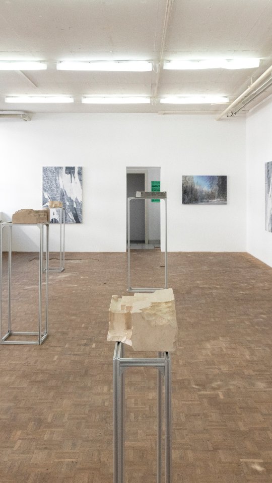 Einblick in die aktuelle Ausstellung.
Nur noch bis am Samstag!
3.5 – 17.5.2025
Helen Eggenschwiler und Oliver Kümmerli
B74 Raum für Kunst, Baselstrasse 74, Luzern
Finissage: Samstag, 17. Mai ab 17:00
mit Soundperformance von Louis Fischer um 18:00
Öffnungszeiten vom 8.5 – 17.5:
Do & Fr: 16–19 Uhr, Sa: 14–17 Uhr und auf Anfrage an info@b74-luzern.ch
Die Ausstellung zeigt Werke von zwei Kunstschaffenden, die sich in verschiedenen Herangehensweisen mit der Fotografie und der Installation auseinandersetzten. Sie beschäftigen sich mit Räumen und Landschaften, welche durch Überlagerung, Fragmentierung und Materialisierung neu interpretiert werden. Die Grenzen zwischen Bild und Raum werden aufgelöst und eröffnen neue Perspektiven