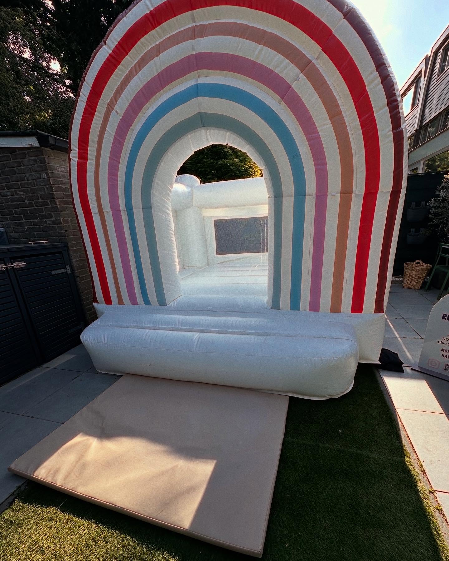 Good morning Amsterdam!
This morning’s setup: our compact pastel rainbow bouncer.
Beautiful, simple, and designed to fit most gardens.
Easy setup, easy takedown—perfect for stylish celebrations without the fuss.
#MiniMunchkins #RainbowBouncer #CompactPartySetup #AmsterdamKidsParties #GardenFriendly #EffortlessStyle