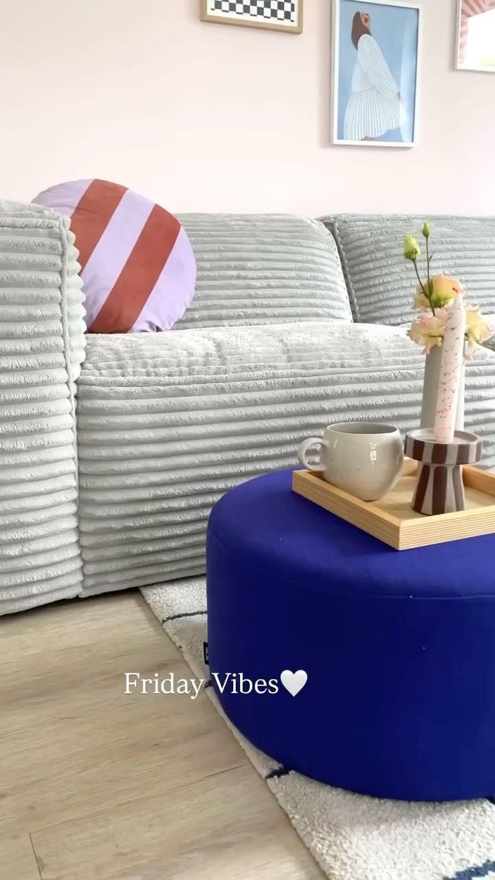 Happy Friday ihr Lieben🤍
Wir hoffen euch geht’s gut und ihr habt euch bereits ins Wochenende verabschiedet oder dürft das zumindest demnächst tun🥰
Mein Sohn hatte heute einen längeren Ausflug mit der Kita und teilte mir im Auto mit, dass er erstmal „seine Ruhe“ haben möchte😉 Deshalb chillen wir auf dem Sofa und reden kaum😄☕️
Ich liebe übrigens meinen neuen Pouf von @nooma_design 💙 Ich mag die Kombi mit dem grauen Sofa der Rosa Wandfarbe und dem Blau dazu🥰
Es gibt sie übrigens auch in anderen Farben und Größen.
Mit unserem Code TWI-SLOW15 bekommt ihr bis Ende Mai 15 % auf alle Poufs🥰
Schaut gerne bei @nooma_design vorbei🤍
.
.
Werbung|Kooperation
#slowmoments #interiør #interior123 #interiordesign #colorfulhome #schönerwohnen #livingroom #myhome #home #pouf #furniture #hocker #cornerofmyhome #interiorandhome #interior #colorfullife #cozyhome #myhome #inneneinrichtung