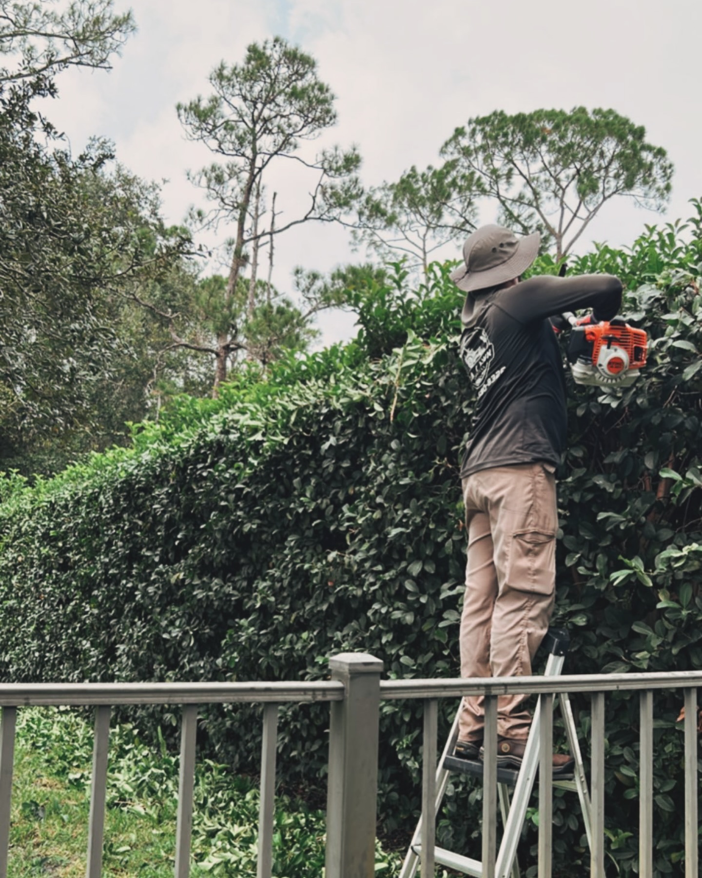 🧑🏻🌾🌳
Today’s mission: hedge trimming with precision, safety, and care
✅Attention to detail
✅Professional tools
✅ Results that speak for themselves
📍Serving Orlando and surrounding areas
📸 Follow us to see real work, no filters — just passion and clean finishes.
#lawncare #hedgetrimming#orlandolandscaping # balawnservices#beforeandafter #lawnmaintenance #professionalservice#orlandoflorida#orlandofl