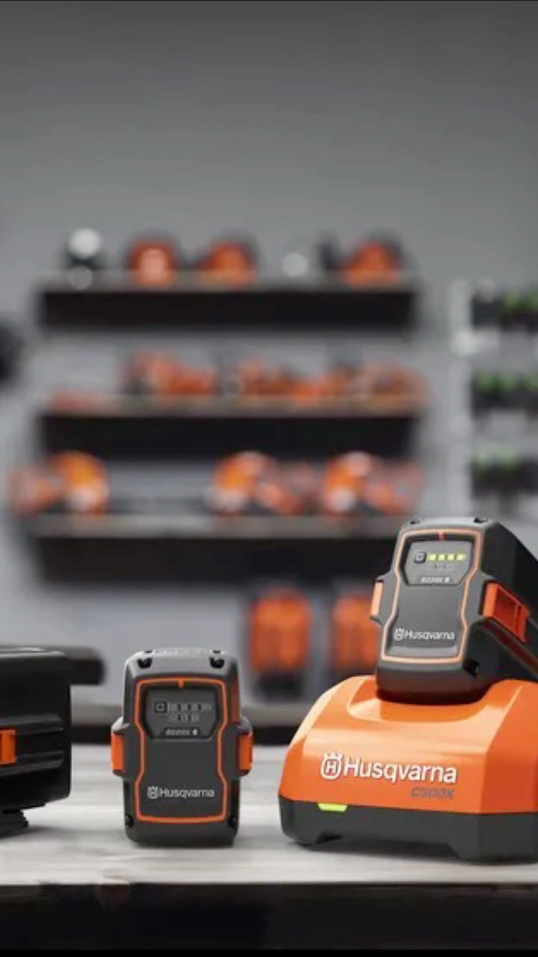 Ein Akku. Viele Möglichkeiten.⚙️🍃 Mit dem Akku-System von Husqvarna bleibst du flexibel. Der einheitliche Akku passt in alle Geräte - egal, ob Rasenmäher, Heckenscheren oder Motorsäge. Ideal für Profis, die keine Zeit für umständliches Hantieren haben. Jetzt testen bei uns in Lenzburg. 🔵