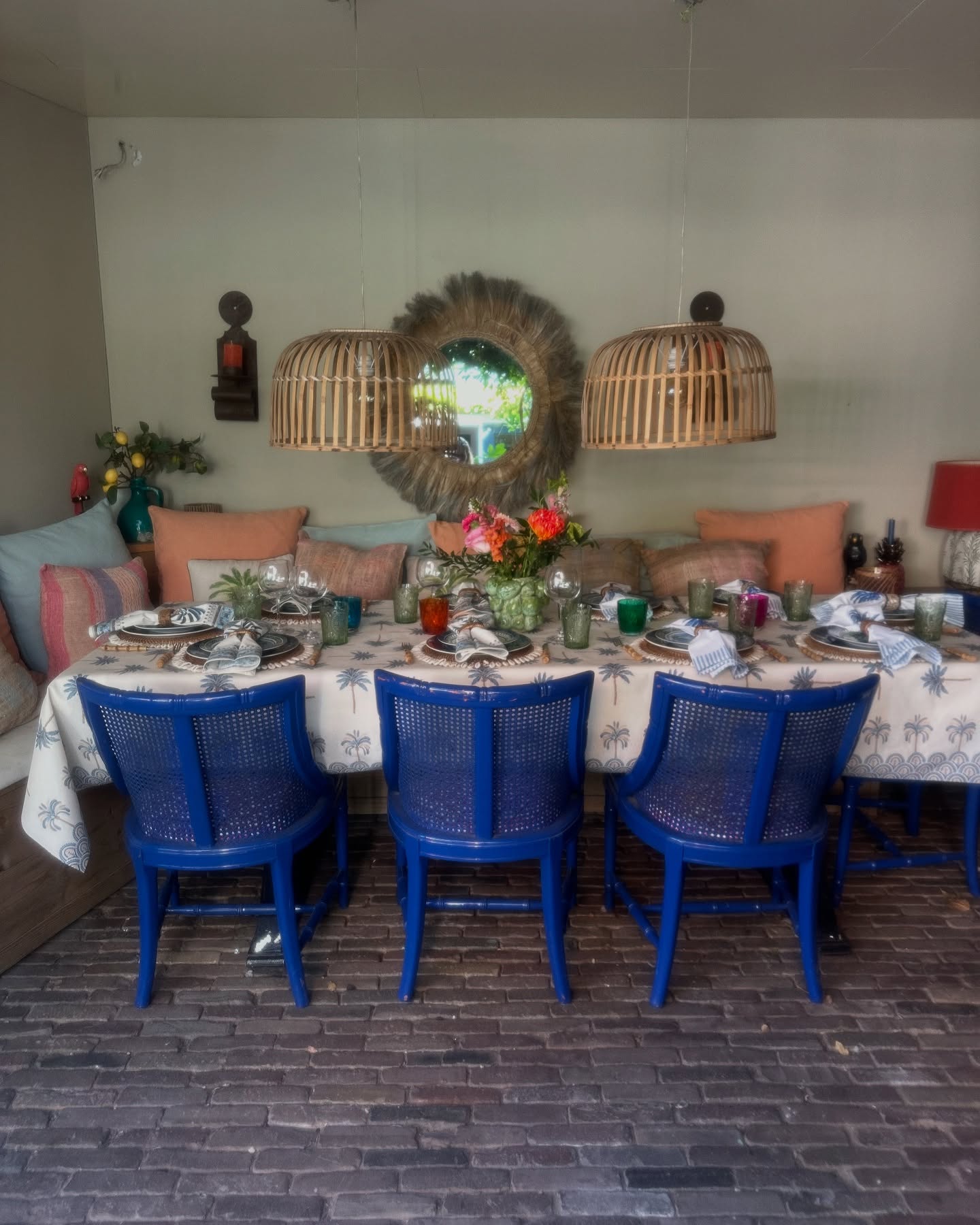 Dit waterafstotende tafelkleed met blauwe palmbomen is perfect voor binnen én buiten. Leverbaar per halve meter à €17,50 per meter. Combineer met de bijpassende servetten met palmprint en je bent helemaal klaar voor een stijlvolle zomertafel! 💙☀️ #mooigedektetafel #kleuroptafel #tafelkleed #eventstyling #tablestyling #tafelstyling #waterafstotendtafelkleed