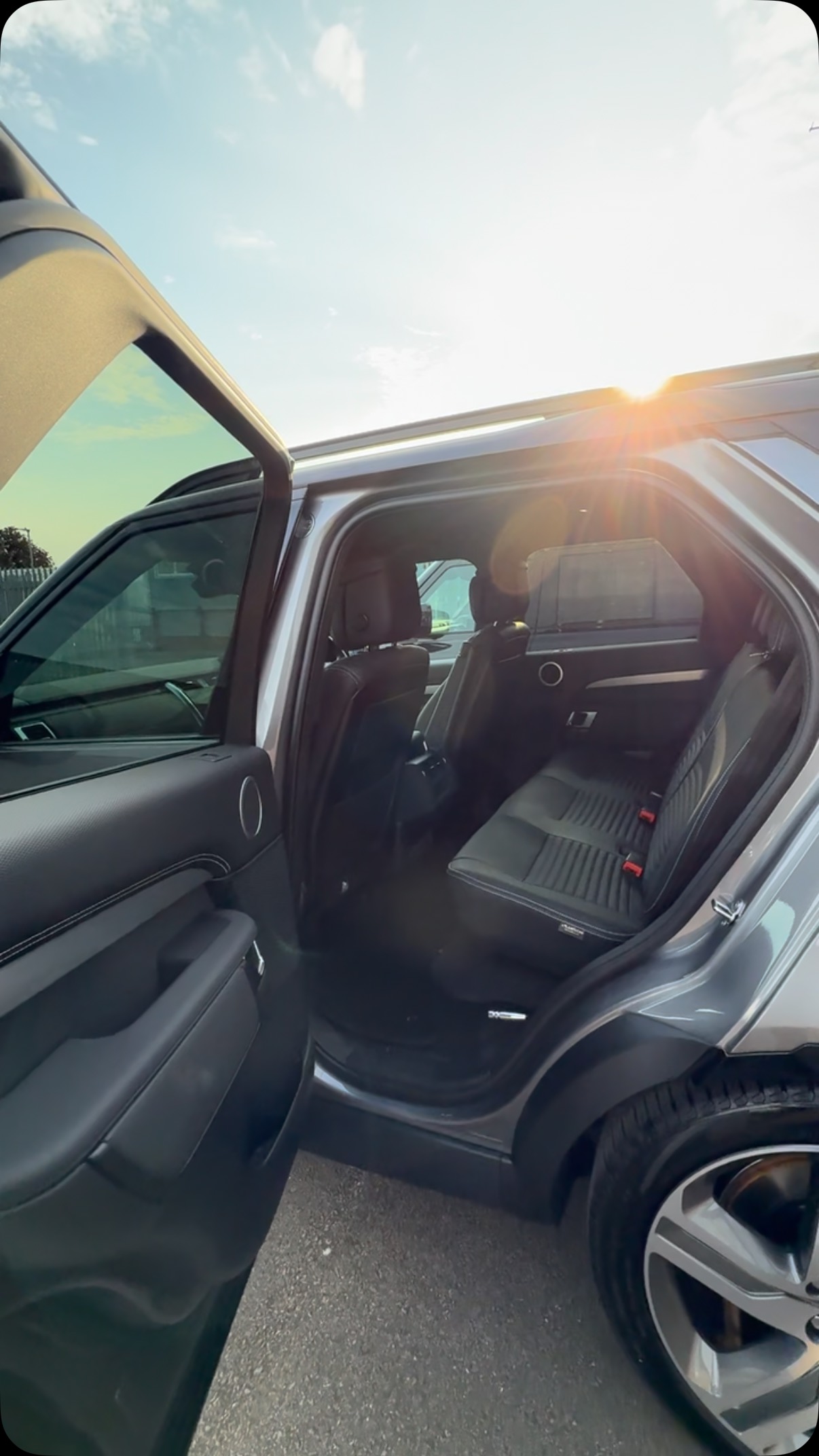 Another stunning Discovery 5 converted. Ooft👌.
#landrover #commercial #landroverdiscovery #commercialvehicle #discovery #landroverdefender #defender #defender110 #commercial #van #vanlife