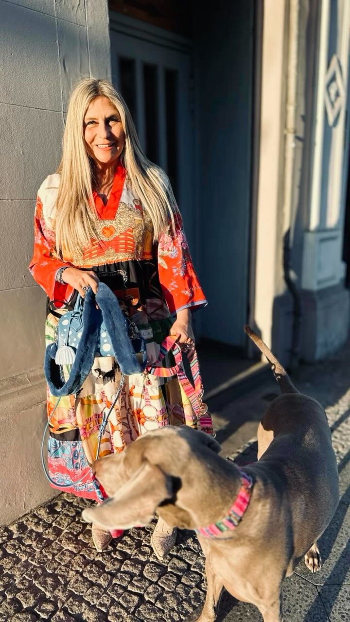 Street Style / Customer Story
Auf den Straßen Berlins haben wir unsere strahlende Kundin Adriana mit Paul 🦮 @zilverpaul in ihrem angefertigten RE/DESIGN Hermès Dress👗 (upgecycelt aus 6 wertvollen Hermès Tüchern) erwischt 📸🎞️ !
Auch der blaue Taschengurt an ihrer @louisvuitton x @yayoikusama_ Tasche ist ein RE/DESIGN Unikat 💙
Wir würden sagen der Frühling ist da und der Sommer kann kommen!
💡Falls du auch noch Seidentücher oder andere wertvolle Stücke im Schrank hast, die durch unseren Service zu neuem Nutzen finden können:
1. 📩 Sende uns ein Foto von deinem ungenutzten Premium-Material via DM oder mail an: info@tobias-redesign.de
2. Erhalte unverbindliche und kostenfreie Ideen mit Preisvorstellungen zu deinem Stück und was wir daraus „neues“ zaubern können. #keepitintheloop
3. Werde mit uns kreativ und schaffe Platz in deinem Schrank, indem du alte Staubfänger in „neue“ einzigartige Stücke mit Geschichte verwandelst. #redesignwithus
#customerstory #streetstyle #luxury #upcycling #service #circularfashion #beforeafter #dog #silk #hermès