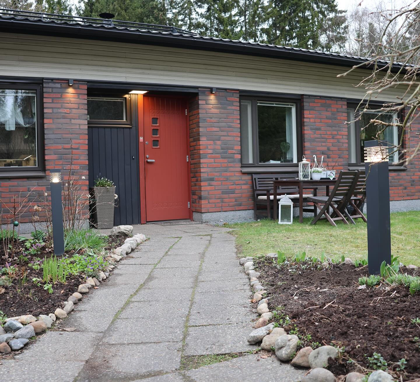 Piha- ja ulkovalojen uusinta nostaa koko talon ilmeen uudelle tasolle ✨
Tässä Hämeenlinnan 70-luvun kohteessa uusittiin kaikki kiinteät ulkovalaisimet osana sähkösaneerausta ⚡️💡
#sähkösaneeraus #oivatek #oivateksähköpalvelut