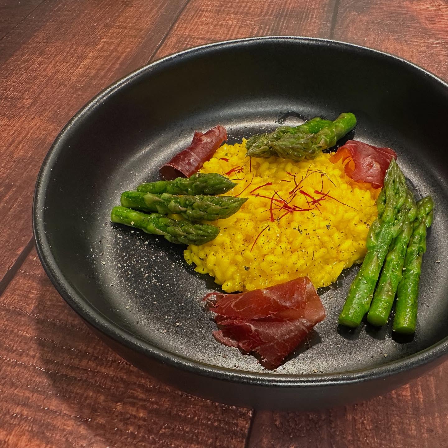 Cremiges Safran-Risotto 🌾 mit Alpkäse 🧀 grünem Spargel & Bündnerfleisch – perfekt für die Spargelsaison!
Zutaten (für 2 Personen):
• 150 g Risottoreis
• 1 kleine Zwiebel, fein gehackt
• 1 TL Safran
• ca. 6 dl Gemüsebouillon
• 50 g Alpkäse, gerieben
• 1 EL Butter
• 200 g grüner Spargel, in Stücke geschnitten
• 4–6 Scheiben Bündnerfleisch
• ca. 0.5 dl Weisswein (optional)
• Salz & Pfeffer
👩🍳 Zubereitung:
1. Zwiebel in Butter glasig dünsten, Reis dazugeben und kurz mitrösten.
2. Mit Weisswein ablöschen, Safran einrühren.
3. Nach und nach Bouillon zugeben und unter Rühren garen, bis der Reis cremig, aber bissfest ist.
4. Währenddessen Spargel in wenig Öl anbraten, leicht salzen.
5. Alpkäse unter das Risotto rühren, abschmecken.
6. Mit Spargelspitzen und Bündnerfleisch anrichten.
#safranrisotto #spargelzeit #alpkäse #saisonalkochen #schweizerrezepte #genussmomente #risottoliebe