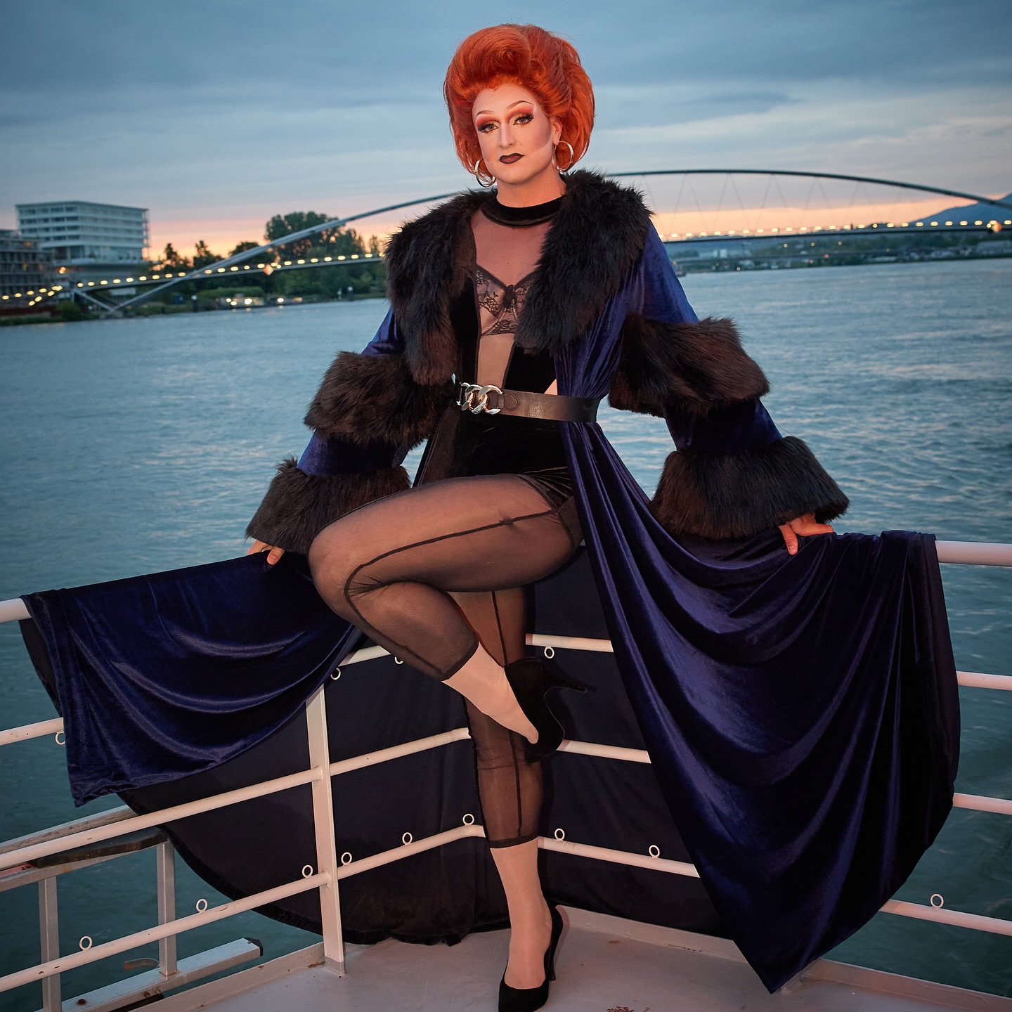 “She wasn’t made for land — she was built for grand entrances, river breezes and velvet drama.”
The sky darkens, the city glows,
and somewhere between France, Germany and Switzerland…
a queen rises.
All aboard, darlings. This is your captain speaking:
Excellence has docked.
#OdetteHellaGrand ⚓
#dragqueenondeck #velvetrealness #sunsetglamour #rheindiva #europeanroyalty #fierceandflowing #dragacrossborders #lgbtqglowup #highfashiononwater #queerpioneer #powerinpoise #riverfantasy
@wimanphotography