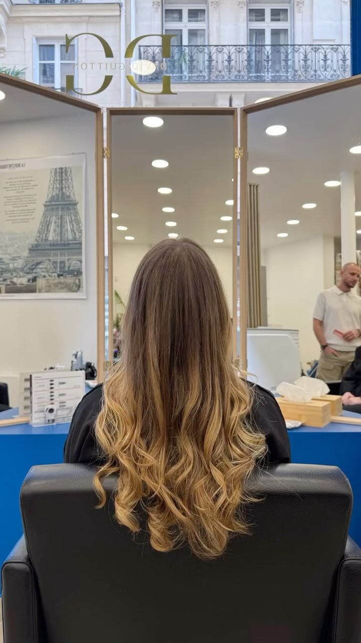 ✨Balayage Signature à 4 mains + soin + coupe. Arrivée à 10hr30 la cliente repart à 13hr, le timing parfait en accord avec l’organisation de la vie d’une femme parisienne active. Organisation, maîtrisé et efficacité ✨ David Guitton Coiffure #coilyhair #coiffures #coiffeur #coiffuremariage #tendancecoiffure #brunette #blackhair #2025 #hair #hairstyles #paris #nyc #french #frenchstyle #balayage #balayageartists #balayagespecialist #haircut #haircolor #haircare #hairdresser #brownhair #parís #parishair #coiffeurparis #hairgoals #blond