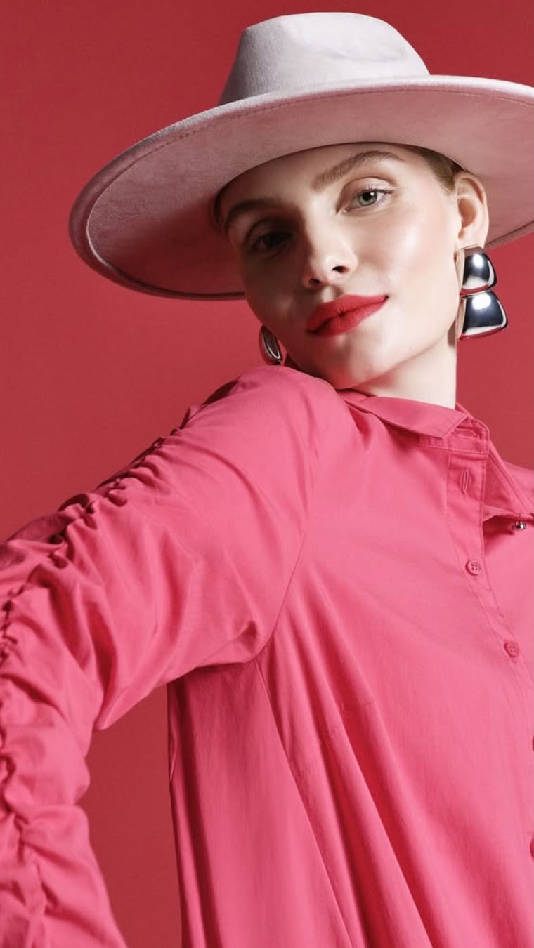 HELLO DRESS SAISON - wir haben dich vermisst! 👗☀️
Das Spiel beginnt: ein farbenfrohes Hemdblusenkleid mit feinen Details an den Ärmeln macht Auftakt. Und die Westernboots? Die setzen dem Ganzen das i-Tüpfelchen auf - modisch, stylisch, genau nach MOD.ISCHL Art.
Let the compliments roll in…💁♀️
#kleidersommer #stylewithatwist #westernvibes #modeliebe #cartoonfashion #modegeschäftinbadischl #modischlart