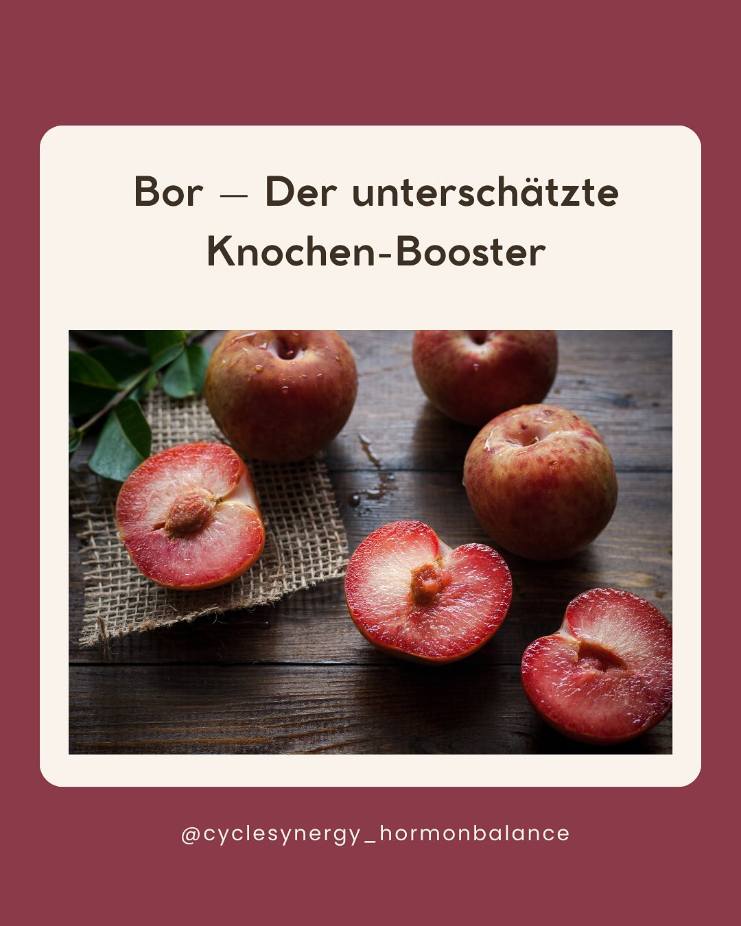 Hast du schon von Bor gehört?
🔬 Der unterschätzte Mineralstoff könnte ein echter Gamechanger für deine Knochengesundheit sein.
Bor unterstützt den Körper dabei, Kalzium und Magnesium effizienter zu verwerten, reguliert das Verhältnis von Östrogen und Testosteron und stimuliert sogar die Knochenzellen (Osteoblasten), die für den Aufbau verantwortlich sind. Studien deuten außerdem darauf hin, dass Bor die Wirkung von Vitamin D verbessert und die Ausscheidung von Mineralstoffen über den Urin reduziert – ein echter Multitasker!
Auch spannend: In Regionen mit borreichen Böden zeigen sich weniger Arthrose-Fälle und eine bessere Zahngesundheit. Zwar gibt es noch keine offiziellen Referenzwerte, doch etwa 3 mg Bor pro Tag gelten als sinnvoll – idealerweise über die Ernährung oder ggf. nach Rücksprache auch über Nahrungsergänzung.
✨ Kleines Spurenelement – große Wirkung.
👉 Lass mir gern ein Like da, wenn du das spannend findest.
Quellen:
– Naghii, M. R. et al. (2011). Comparative effects of daily and weekly boron supplementation on plasma steroid hormones and proinflammatory cytokines. J Trace Elem Med Biol.
– Nielsen, F. H. (2008). Is boron nutritionally relevant? Nutr Rev.
– Devirian, T. A., & Volpe, S. L. (2003). The physiological effects of dietary boron. Crit Rev Food Sci Nutr.
#knochengesundheit #frauengesundheit #hormonbalance #mikronährstoffe #ganzheitlichgesund