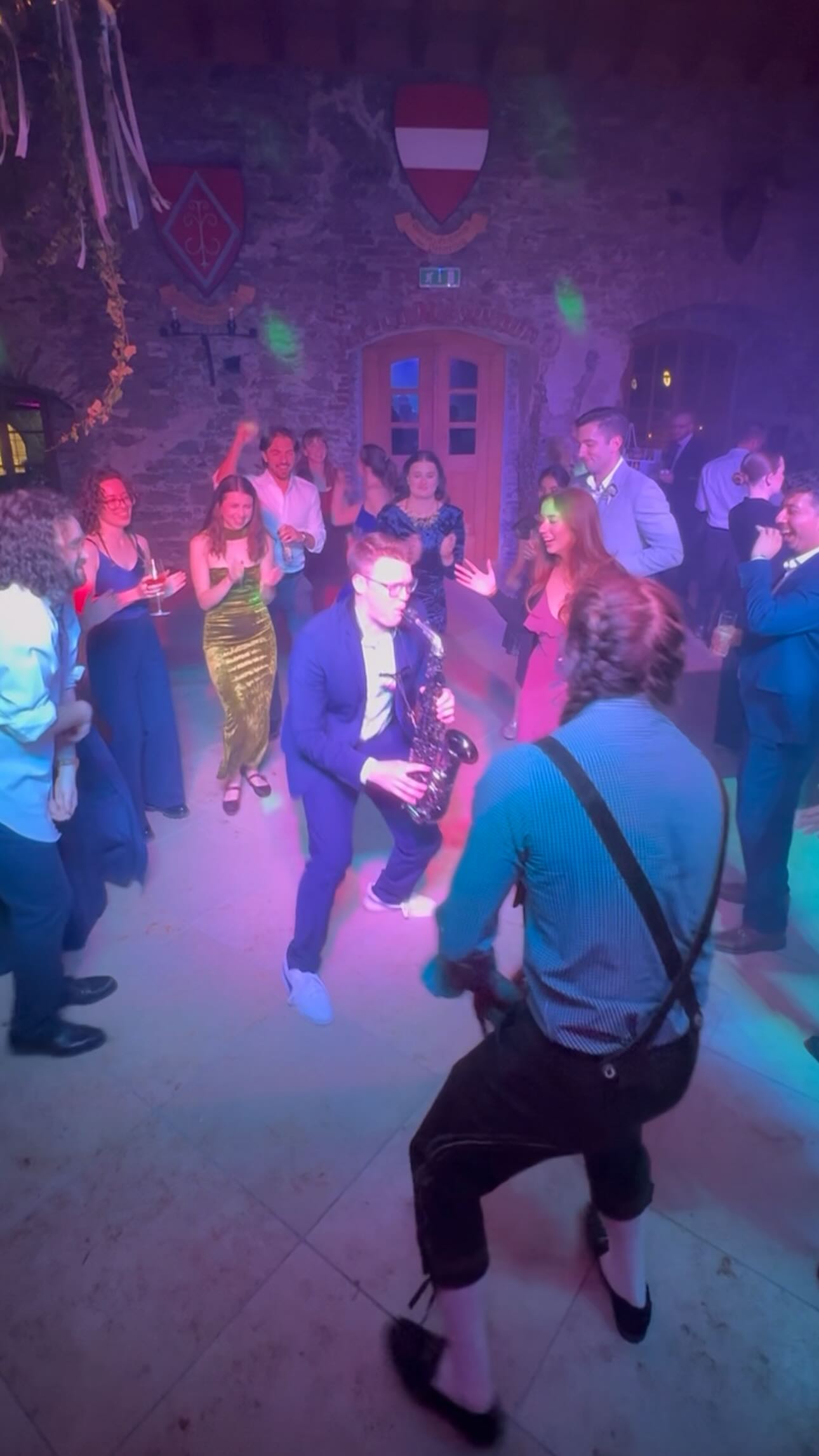 🔥 Wir bringen Stimmung. Immer.
Egal ob Hochzeit oder Club – mit Saxophon und DJ eskaliert die Party.
Laut, emotional, live – so wie’s sein muss.
🔥 We bring the vibe. Always.
Whether it’s a wedding or a club – with sax and DJ, the party goes off.
Loud, emotional, live – just how it should be.
#saxotic #saxanddj #livemusic #partyvibes #weddingparty #saxlove #eventmusic
