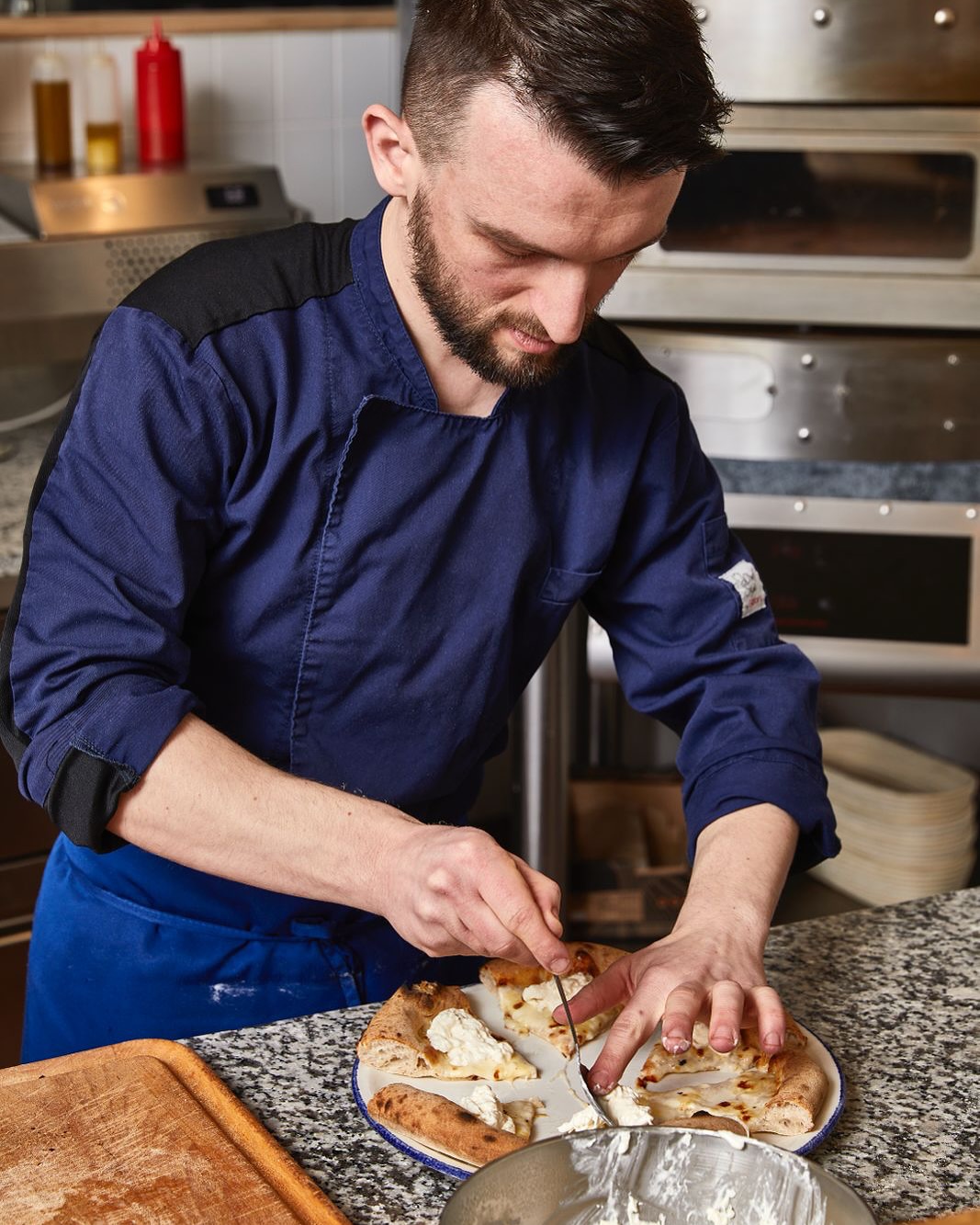 Nepostradatelný Mario 🍕 náš vrchní pizaiollo, kontrolor kvality a člověk, kterého nepotkáte se špatnou náladou. Pizzu vám připraví nejčastěji na Vinohradské pobočce, pod ruce mu ale občas můžete koukat i na Smetanově nábřeží. A co o sobě Mario říká?
„Mám vášeň pro kreativní kombinování tradičních chutí. Jsem hrdý na to, že každou pizzu vyrábím pečlivě, s použitím těch nejkvalitnějších kvalitních surovin a hlavně srdcem. Pro mě to není jen jídlo – je to způsob, jak dát lidi dohromady a sdílet kus italské a místní kultury v každém plátku pizzy,“
- - -
The indispensable Mario 🍕 our head pizzaiolo, quality controller and a person you will never meet in a bad mood. He prepares your pizza most often at Vinohradsky, but you can sometimes watch his magic at Smetananovo nábřeží. And what does Mario say about himself?
“I have a passion for combining traditional flavors with creative techniques. I take pride in crafting every pizza with care, using quality ingredients, and a whole lot of heart. For me, it’s not just food—it’s a way to bring people together and share a piece of Italian and local culture in every slice.”
.
.
.
#amunì_praha #pizza #praguepizza #praguerestaurant #pizaiollo #italianrestaurant
📸 @marekbartos for @gurmet_casopis