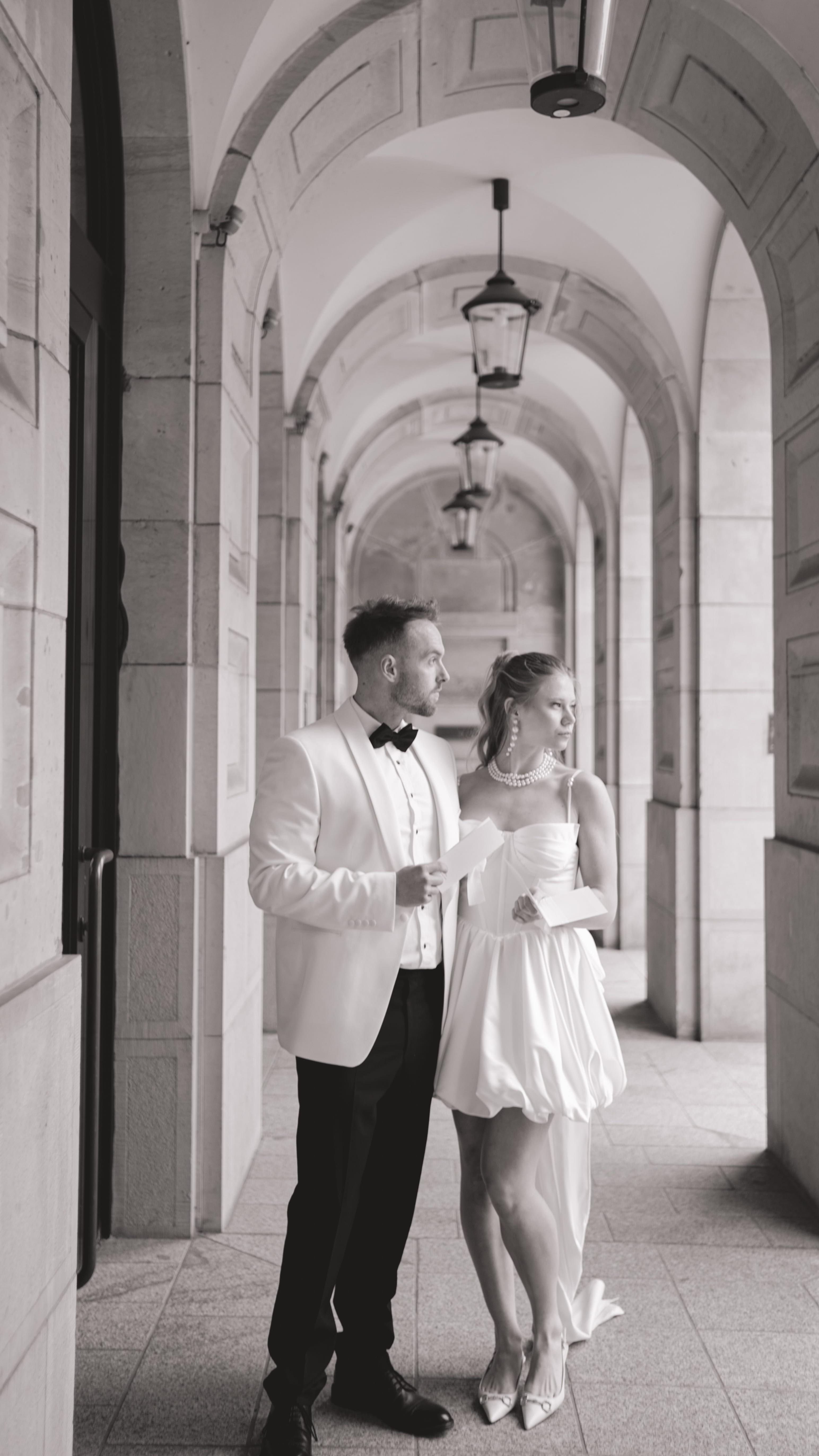 So viel Liebe. So viel Stil.
Hamburger Schick trifft Pariser Eleganz 🤍
Danke an alle, die diesen Traum möglich gemacht und die Magie in Bildern, Blumen, Stoffen und Momenten eingefangen haben.
Ein Tag voller Gefühl – festgehalten für die Ewigkeit.
Ein besonderer Dank geht an folgende Dienstleister:
Concept & Creative Planning: @jaronkwast_photography
Organisation & Coordination: @alanasweddings
Photography: @jaronkwast_photography @kaiserlich.fotografie
Videography: @visu.alba
Dress: @modeatelierfuchs
Men‘s Suit: @wilvorst
Flowers: @atelier.zimmermann
Styling: @makeupartist_salina
Papeterie: @slowdown_art
Couple: @nananakone @jksr._
#Hochzeitsfotografhamburg #hamburgmeineperle #weddingphotographerhamburg #fotografhamburg #liebeinjedemdetail #lovemoments