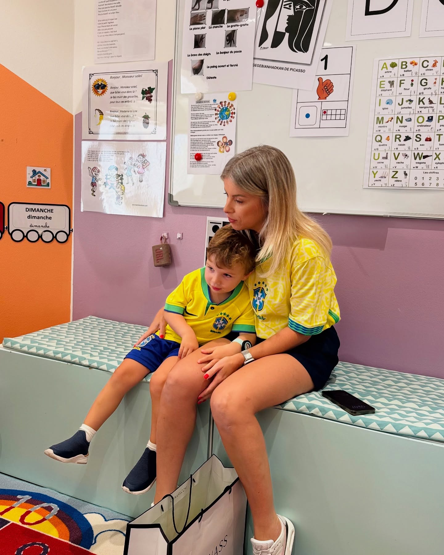 🇫🇷 Aujourd’hui, c’était la Journée Internationale à la Marelle !
Nos mamans et nos papas sont venus dans les classes pour faire découvrir leur pays aux enfants : tenues traditionnelles, musique, objets culturels… Un moment riche en partage et en sourires 🌍❤️ Merci à toutes les familles pour leur belle énergie !
🇬🇧 Today was International Day at la Marelle !
Our mums and dads joined the classrooms to introduce their countries to the children — with traditional outfits, music, and cultural items. A day full of sharing and smiles 🌍❤️ Thank you to all the families for their amazing energy!
#journeeinternationale #internationalday #crechedubai #nurserylife #diversiteculturelle #multiculturalkids #dubaimums #crechefrancaisedubai