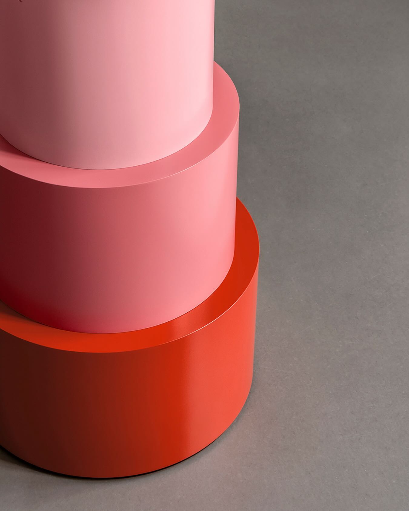 CLOSE-UP U TURN TABLE
The central base of the U TURN table is composed of three tapering cylindrical elements presented in tonal trios of a single colour.