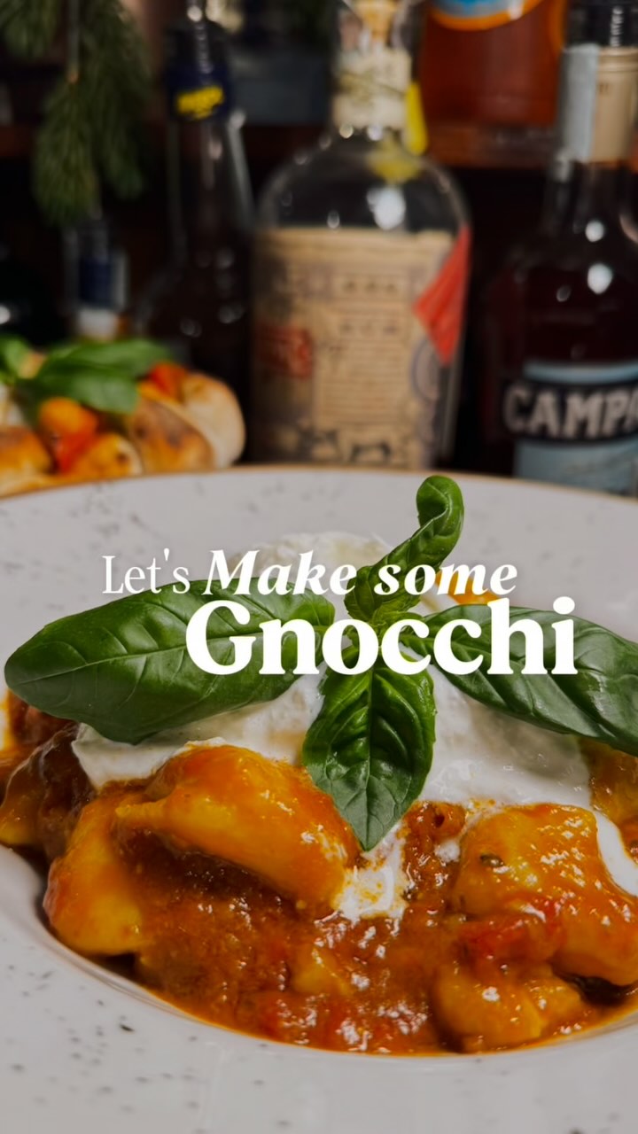 Let’s make some gnocchi✨ Con e senza glutine, li facciamo noi, tutte le sere, proprio come faceva nonna, ma per tutti voi🫶🏻. Provali nella versione Piazza Margherita: Sugo di datterini fatto da noi, Burrata d’Andria e Pesto, non potrai più farne a meno🥰. #senzaglutine #piazzamargherita #celiaco #glutenfree #gnocchi #fattiincasa #castelliromani #cucinatipica