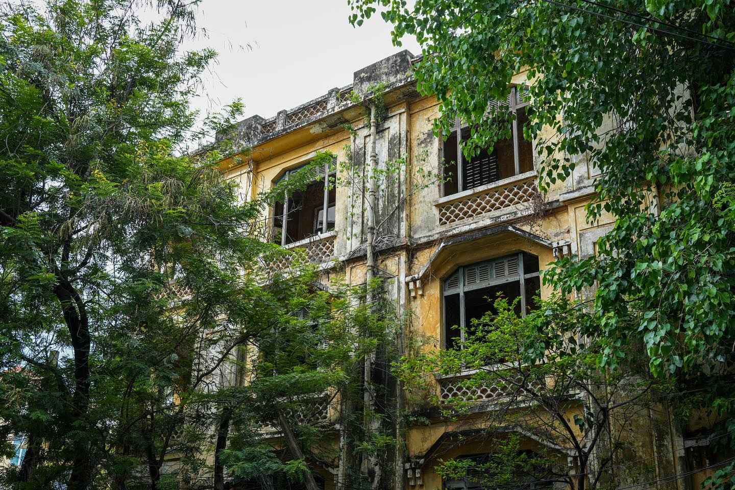 The old police station or “le commissariat“ in Phnom Penh, Cambodia, was the former headquarters of the French colonial police force. Built in 1892, it originally served as an administrative building in the heart of the old French Quarter. Today, the “Commissariat” is in a state of disrepair, with crumbling plaster, broken staircases, and an uncertain future.
.
.
.
.
#phnompenhcity #oldpoliceheadquarters #phnompenhcambodia #phnompenhphotography #frenchcolonial #frenchcolonialarchitecture #lecommissariatphnompenh #oldarchitecture #frenchquarter #frenchquarterphnompenh
