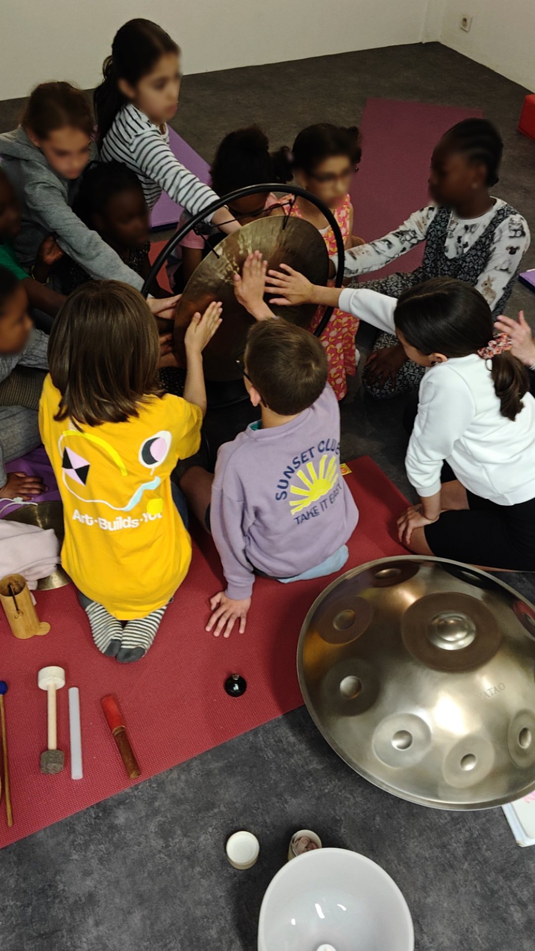 ✨ YOGA DU SON & BAIN SONORE ✨
Une séance spéciale pour les enfants, afin de découvrir la vibration sous toutes ses formes : la ressentir, l’expérimenter et en comprendre le fonctionnement à travers la physique.
Et bien sûr, prendre plaisir à créer la vibration avec sa propre voix ! 🎶
Un immense merci à @bibliothequesdecompiegne pour cette belle organisation et son accueil chaleureux. ✨Au plaisir de de vous retrouver en juin ! ✨
@soundyoga.fr
.
.
#relaxation #chanter #mantras #bainsonore #mantrachanting #handpan #gong #vibration #meditation #yogaduson #yoga #compiegne #compiegneagglo #bainsonoreoise #bainsonoreenfant #chant #mantrachanting #joie #joiedevivre