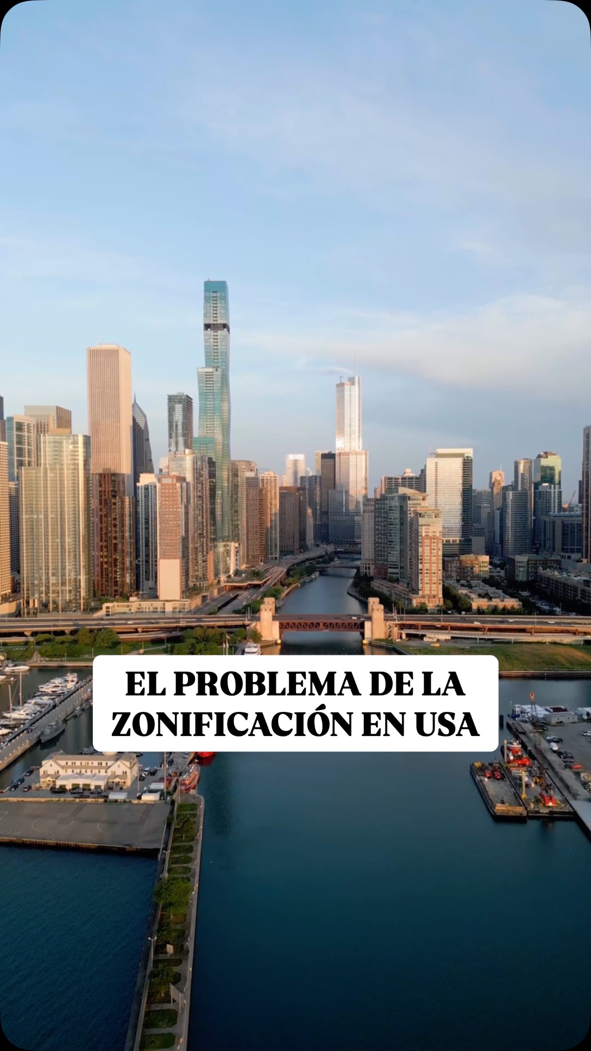 Todo empieza con las leyes de zonificación 🏘️. En 1926, la Corte Suprema de EE.UU. permitió que las ciudades separaran estrictamente las zonas residenciales, comerciales e industriales. Suena lógico, pero en la práctica significó que la mayoría de los barrios solo podían tener casas unifamiliares, prohibiendo edificios de varios pisos fuera del downtown 🏙️
Luego, llegó la suburbanización masiva de los años 50 y 60 🚗, impulsada por las autopistas y los préstamos hipotecarios 🏦. La idea del ‘sueño americano’ de tener casa propia con jardín se volvió la norma 🌳, reforzada por normativas que impedían la construcción de edificios altos en muchas áreas.
Hoy en día, ciudades como Nueva York y Chicago tienen imponentes skylines 🌆, pero si sales de esas zonas, verás kilómetros y kilómetros de casas bajas, centros comerciales 🛍️ y estacionamientos 🅿️.
Lo irónico es que este modelo está causando problemas: altos costos de vivienda 💸, tráfico interminable 🚙 y una dependencia brutal al carro ⛽
Algunas ciudades están tratando de cambiarlo, flexibilizando las leyes de zonificación para permitir edificios más altos en barrios residenciales, pero la resistencia es fuerte ⚖️
#Urbanismo #Zonificación #CrisisDeVivienda #CiudadesSostenibles #DesarrolloUrbano #PlaneaciónUrbana #ViviendaAccesible #Suburbanización #DensidadUrbana #DerechoALaCiudad #MovilidadUrbana #DependenciaDelCarro #VidaEnLaCiudad #CiudadesParaLaGente #SueñoAmericano #ProblemasUrbanos #EspaciosVivos #CiudadesDelFuturo #ViviendaParaTodos #ExploraTuCiudad #CuriosidadesUrbanas #EducacionUrbana