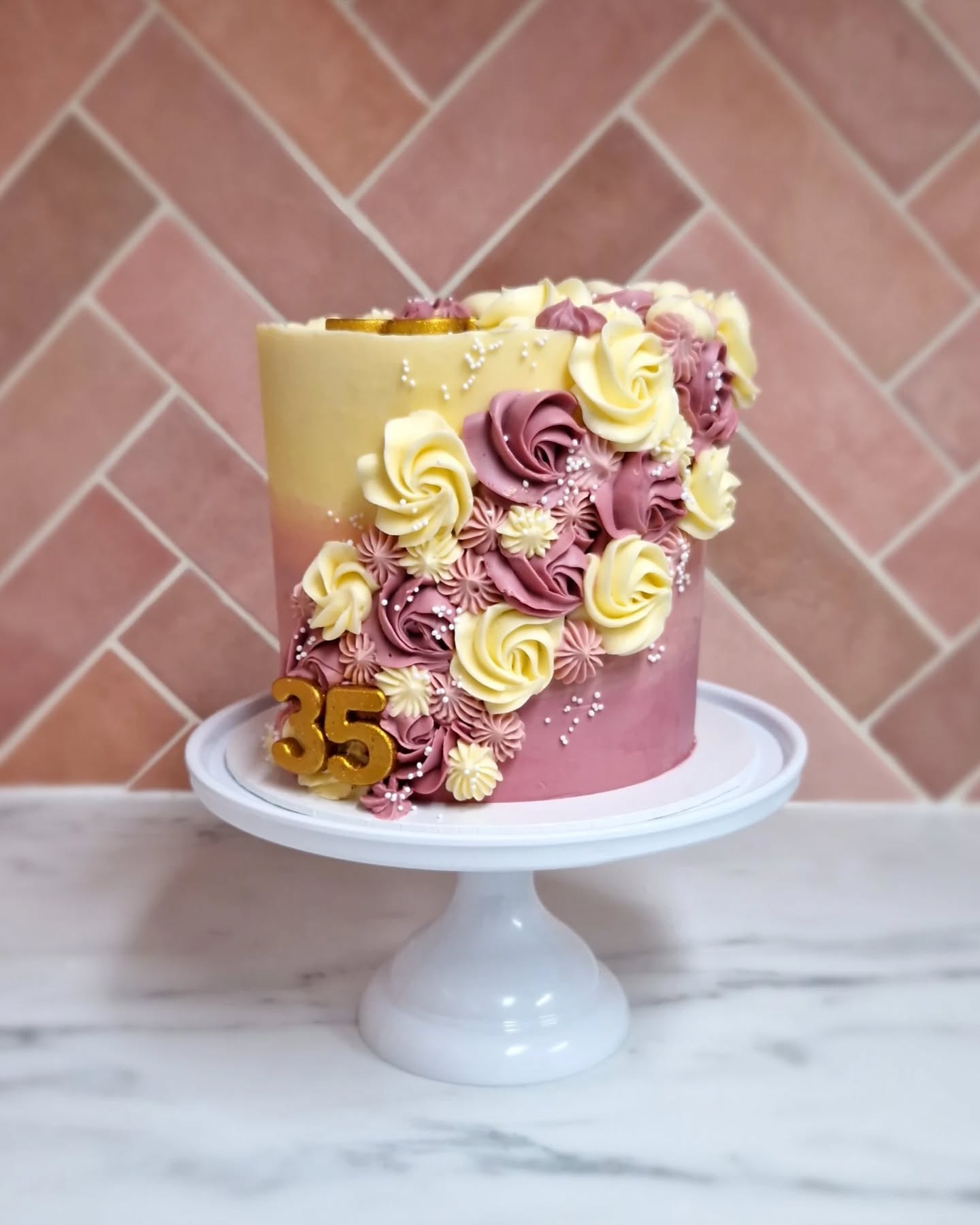 Van alle markten thuis!🧁
Spreekwoordelijk gezien dan, hé 😉🤭
Naast custom cakes of cupcakes voor verjaardagen kan ik namelijk voor allerlei soorten gelegenheden wat lekkers maken. Als je het moment kunt vieren, kan ik er lekkers voor maken 🎂🧁.
Zo was deze schoonheid speciaal als dessert bedacht om met dierbaren het 35-jarig huwelijksjubileum te vieren 🤵🏻♂️👰🏼♀️.
Wil je weten wat ik voor jouw speciale moment kan betekenen? Spreek me aan in de DM, of stuur een berichtje naar: 06-57687898
#suikertijd #taartopmaat #suikertijdtaarten #momentenomtekoesteren #feestweek #taartbestellenoldenzaal #Oldenzaal #suikertijdoldenzaal #Losser #enschede