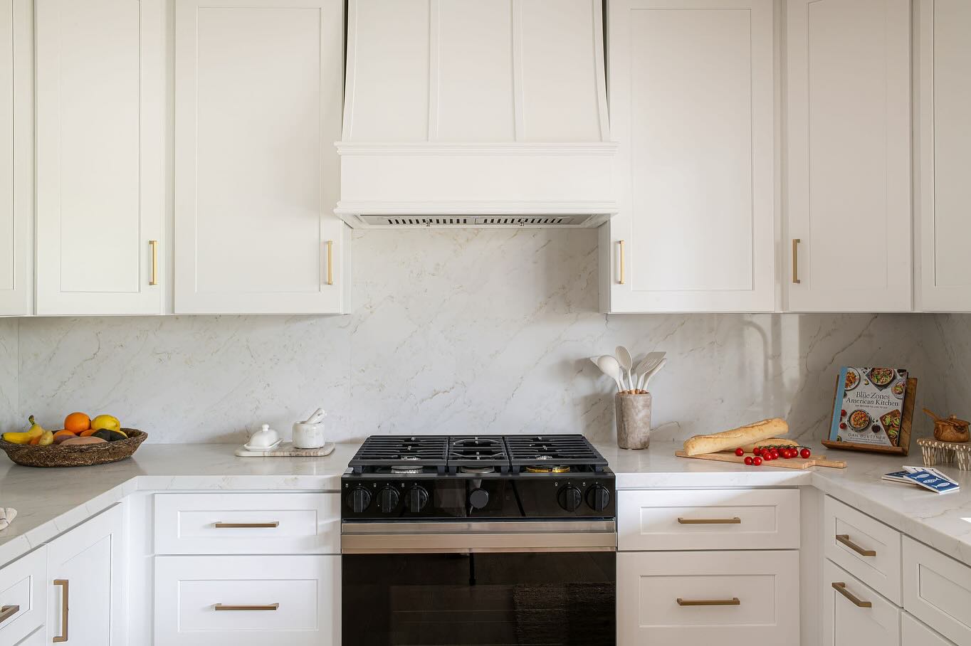 Timeless elegance white beveled shaker 🙌🏻 Photographer: @jennajophoto
Design: @prettyinorder
Countertops: @msi_sandiego