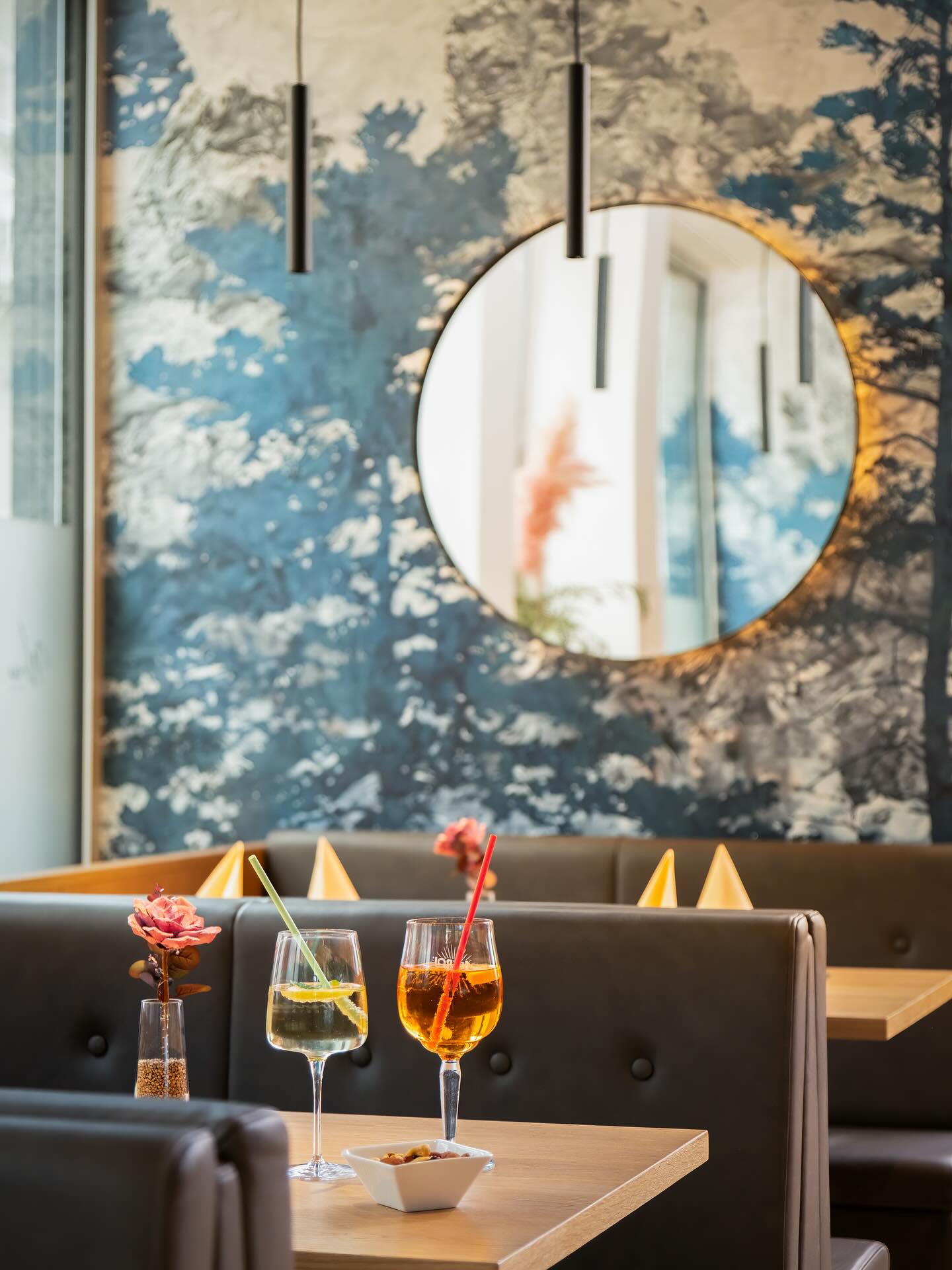 So schmeckt der Start ins Wochenende…🍸 Wir sind immer von 12 bis 21 Uhr für euch da und haben auch köstliche Schmankerln als Begleitung 😉… #weekendfeeling #wrannissimo #aperolspritztime #velden