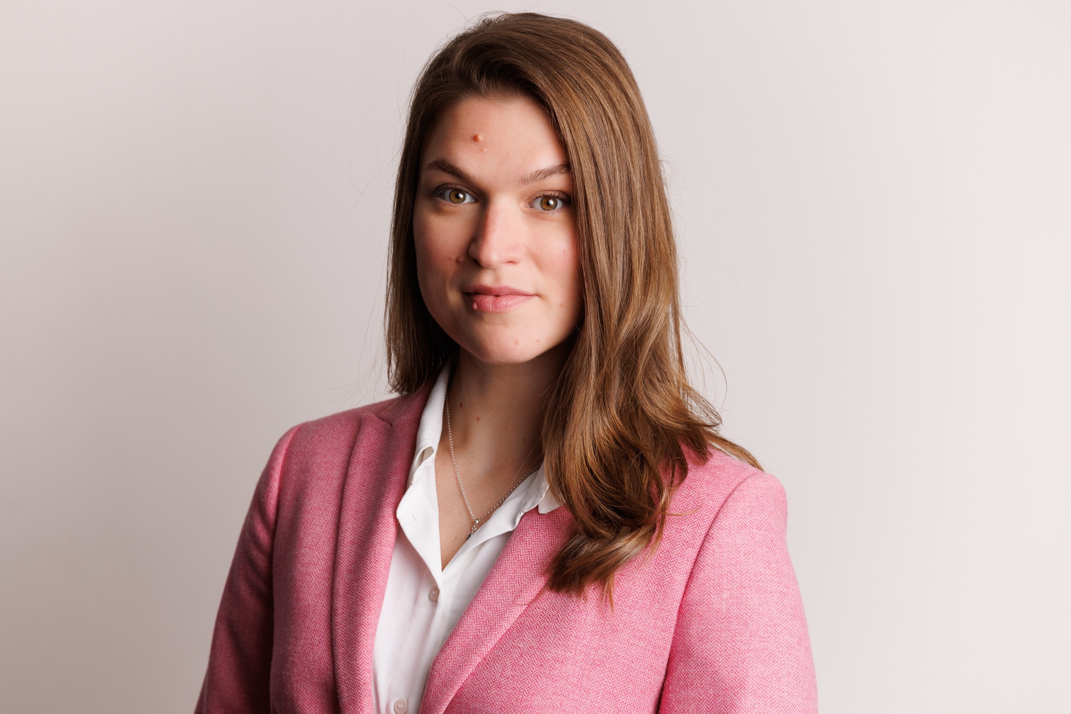 πΈ A sharp, confident look for Mel's new corporate portrait session. Professional, polished, and ready to make an impression.
#CorporatePortrait #ProfessionalHeadshots #BusinessPortraits #LondonPhotographer