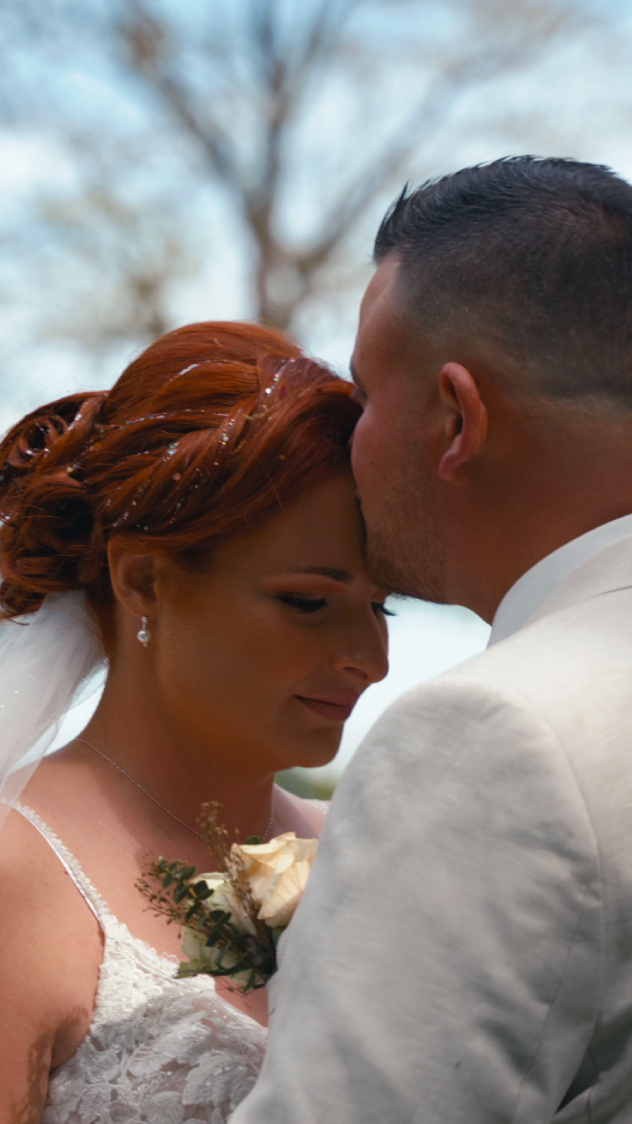 @opheliedg et Loïc venaient tout juste de se dire « oui » à la mairie.
Quelques instants plus tard, on s’éloigne tous les 4 pour une petite bulle de calme, loin de l’agitation, dans un coin de verdure baigné de lumière.
Juste eux deux, pas de scénario, juste un couple heureux, encore sur leur petit nuage ⛅️
C’est exactement ce que j’aime capturer : ces moments simples, vrais, suspendus. Ceux où le temps semble ralentir.
Ce mariage avait une saveur particulière pour moi, parce que c’était le premier de ma saison 2025. Une nouvelle année qui démarre, pleine de visages à découvrir, d’histoires à raconter, et de souvenirs à créer.
🎬 13 mariages m’attendent cette année. 13 couples à accompagner, à filmer, à sublimer. Et toujours cette même mission : faire en sorte que les mariés, des années plus tard, puissent revivre leur journée avec la même émotion que s’ils y étaient encore.
Merci à Ophélie & Loïc pour leur confiance, leur bienveillance et leur naturel 🙏🏼
#weddingfilm #mariage #wedding #weddingday #weddingdress #weddinginspiration