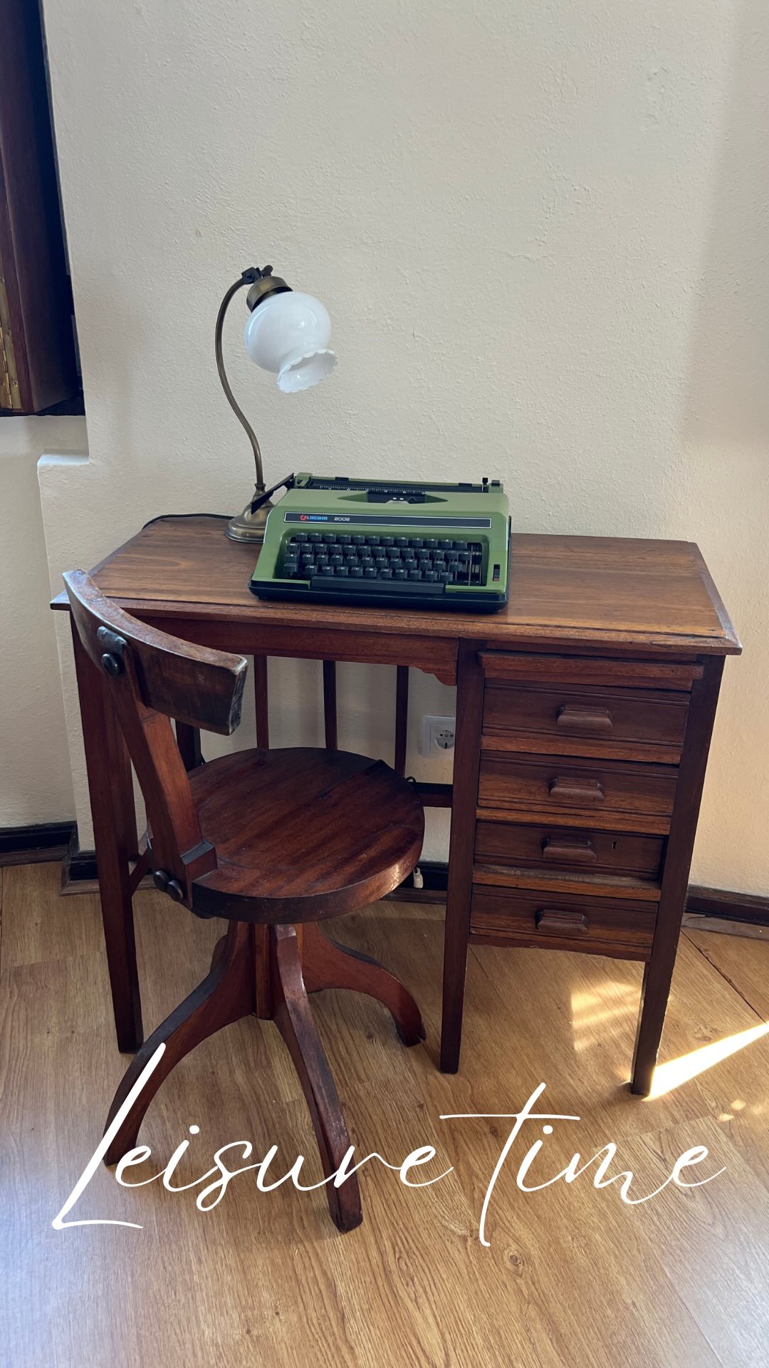 It’s not about avoiding screens, it’s about what else you can find when you look around
A page of poetry,
A forgotten photo,
A chess game waiting for its next move!
#QuietSpaces #EveryCornerTellsAStory #MonteSFélix