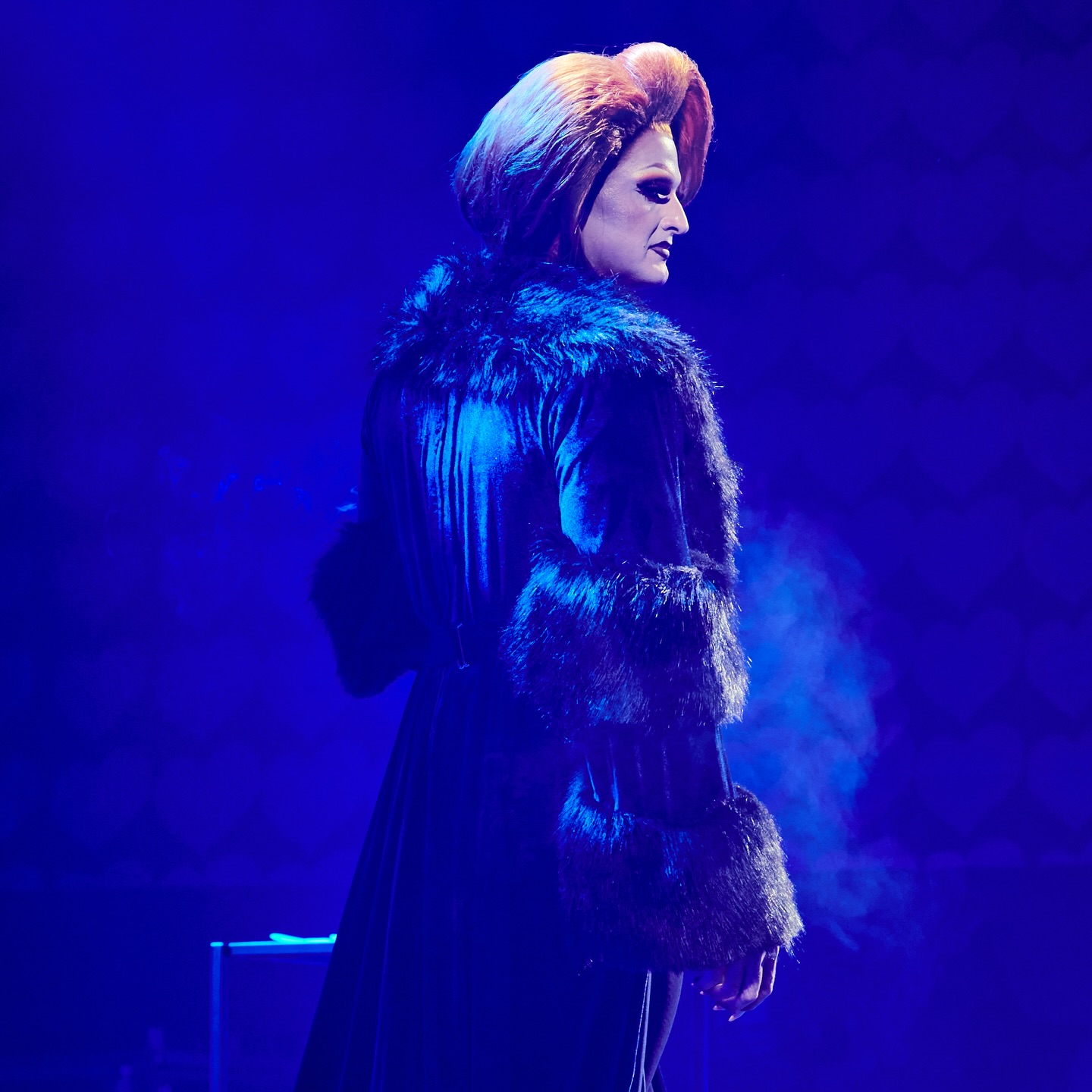 “I like my town with a little drop of poison…”
On May 12th, I brought exactly that — glamour with danger, velvet with claws, a whisper that bites.
A stage soaked in smoke, stilettos on fire, and just the right amount of trouble.
#Throwback to one of the most intoxicating nights of the year.
#OdetteHellaGrand ☠️
#littleDropOfPoison #dragmystique #velvetvenom #12mai2025 #ohgitsdrag #baselstage #femmefatalevibes #darkdragenergy #lgbtqperformance #queerdrama #throwbackglam #nighttoremember
Picture by @pascalboveyphotography